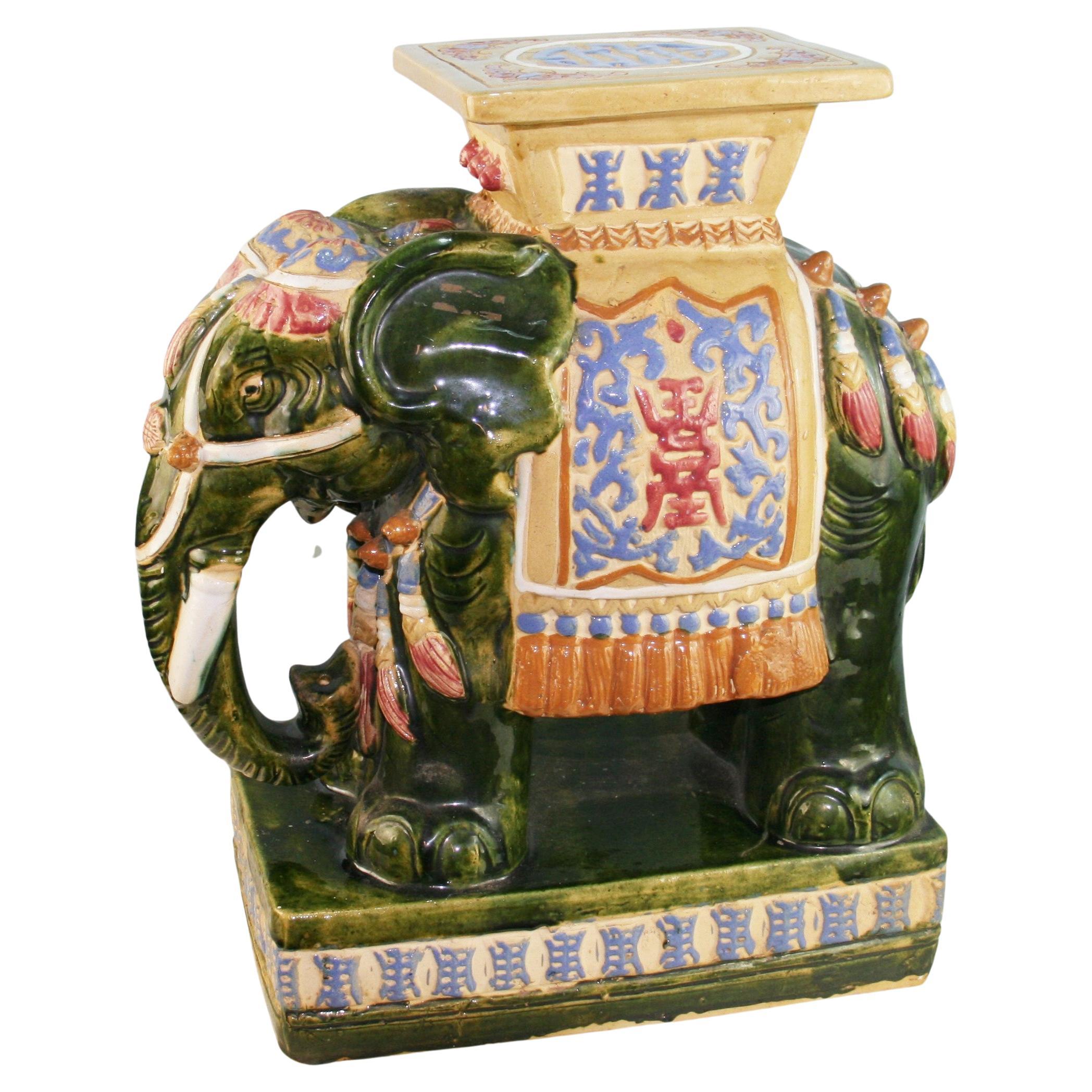 Siège / piédestal de jardin décoratif en forme d'éléphant