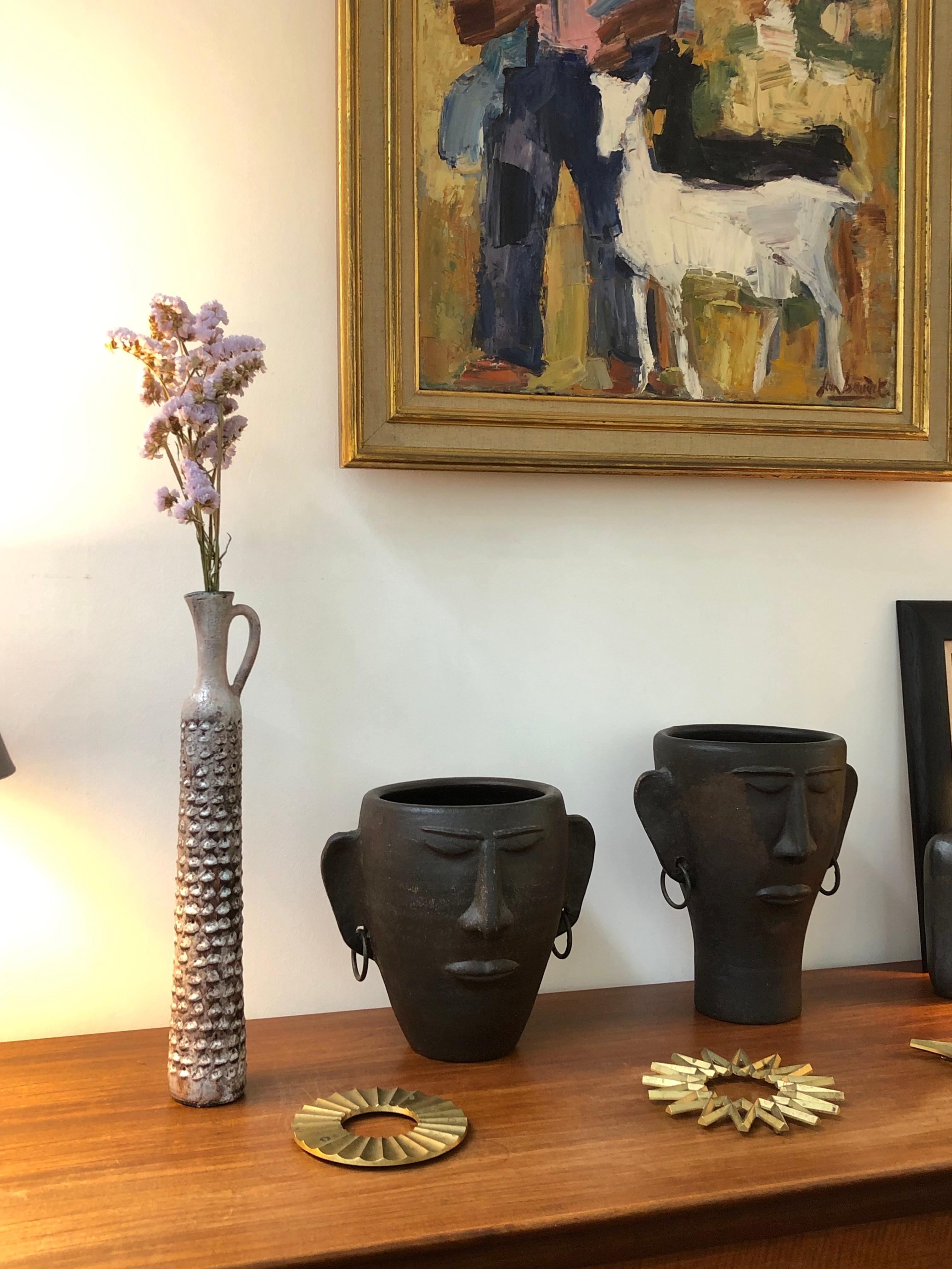 Vase à fleurs allongé décoratif en céramique (circa 1950s) par Jacques Pouchain. Ce vase à fleurs en céramique du milieu du siècle est élégamment émaillé d'un lavande poussiéreux avec peut-être un motif de coquillage. La décoration pourrait