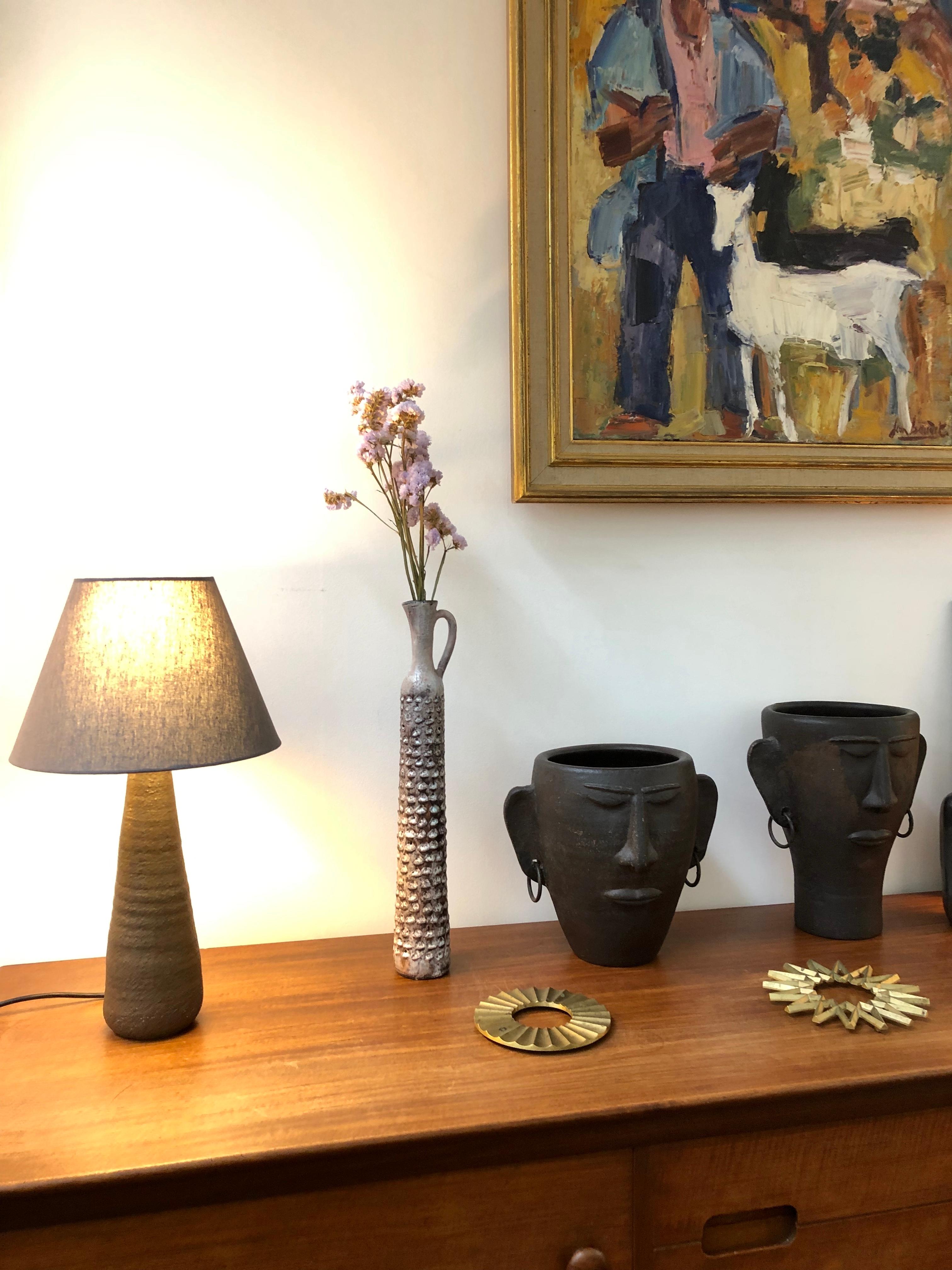 Français Vase à fleurs allongé en céramique décorative de Jacques Pouchain, vers les années 1950 en vente