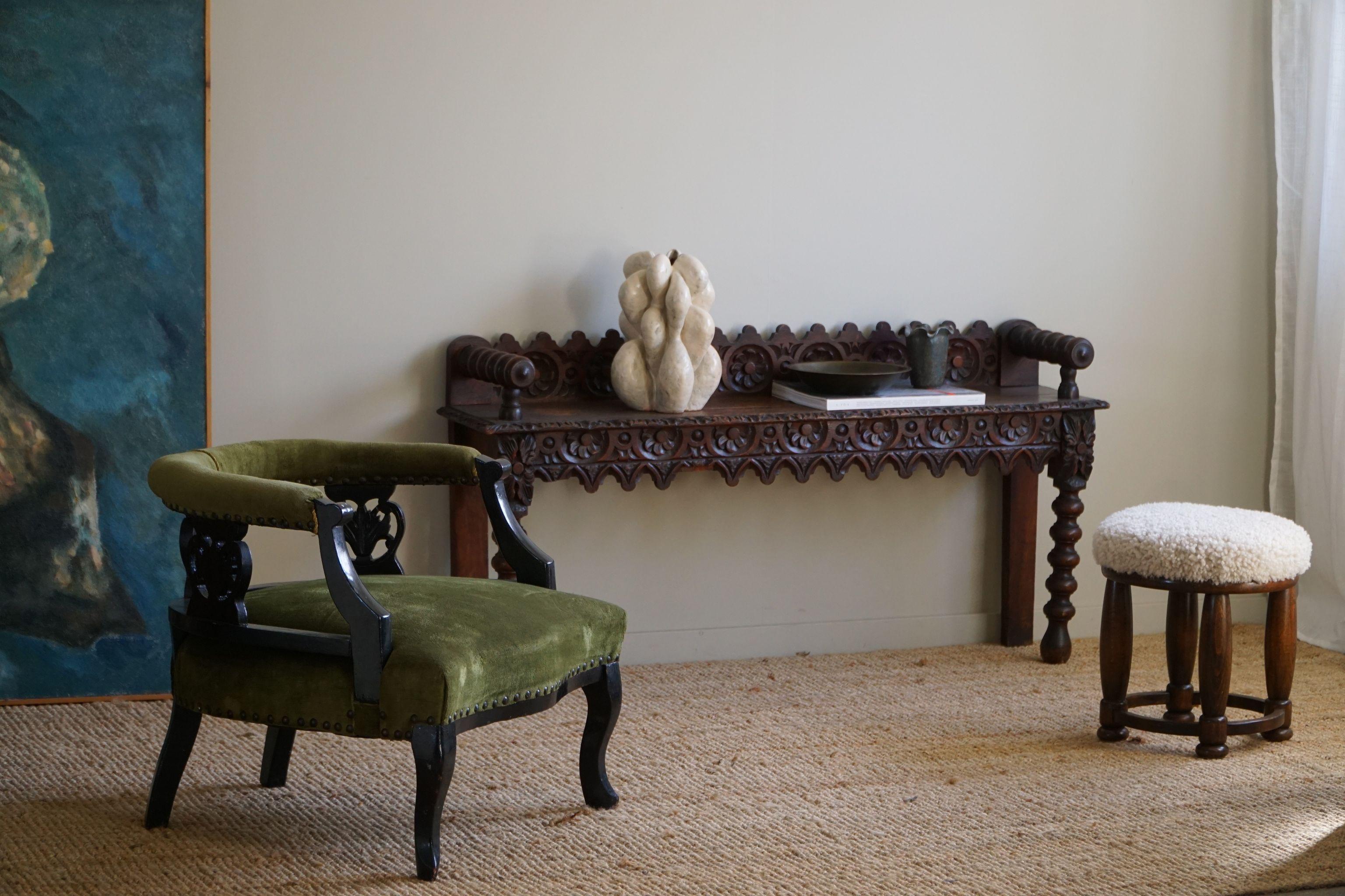 Imaginez une chaise à la fois confortable et élégante de la fin des années 1800, rappelant l'ère victorienne. Cette chaise présente un gracieux cadre en bois, sculpté de façon complexe avec des détails ornementaux, reflétant le savoir-faire de