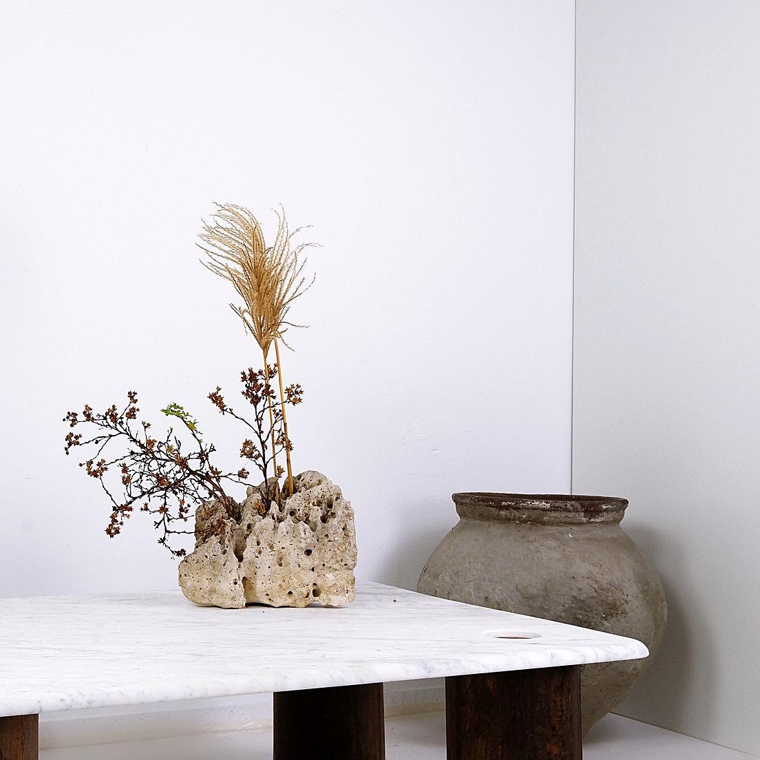 Pietra erosa decorativa
Decorazione - Pietra - Metà secolo
Misure: 32cmx14cm H. 24cm 
Materiale : Pietra 
venduto senza fiori
Usura coerente con l'età e l'uso.
Brutalista - design decorativo 