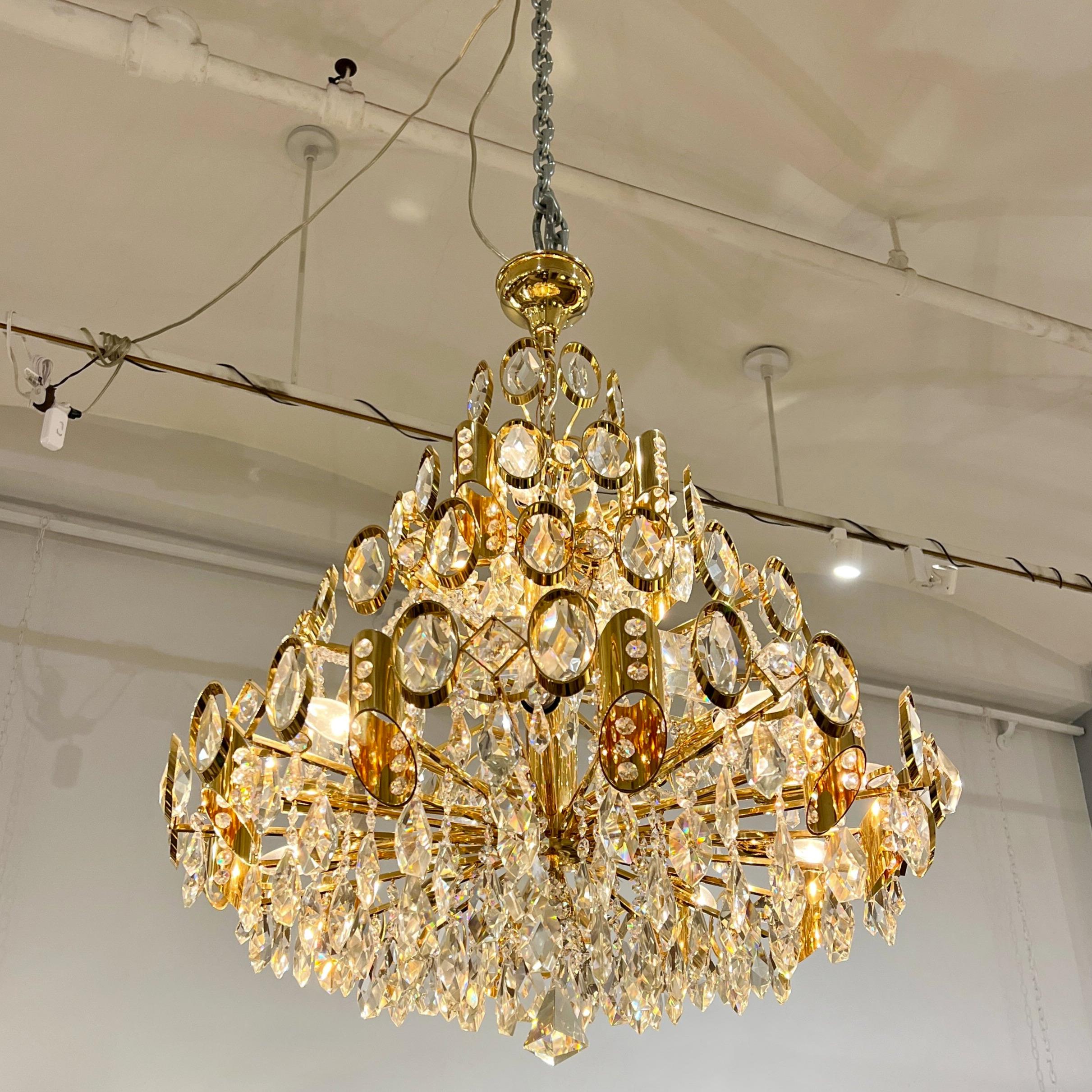 Lustre décoratif en laiton poli et cristal à quinze lumières de Rejmyre.
