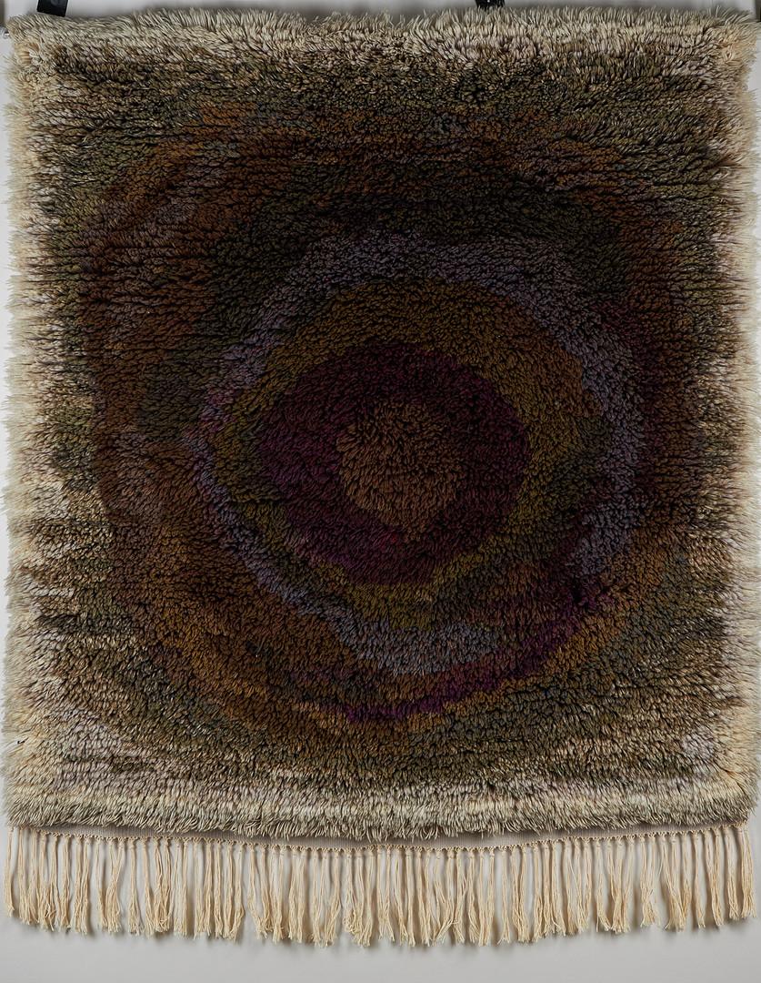 Seltener Wollteppich / Wandtextil aus der Mitte des Jahrhunderts, entworfen von Uhra Beata Simberg Ehrström im Jahr 1966 und handgefertigt von Pirkko Sillfors im Jahr 1976. 
In gutem Originalzustand. Ein sehr dekorativer Wandteppich mit einer