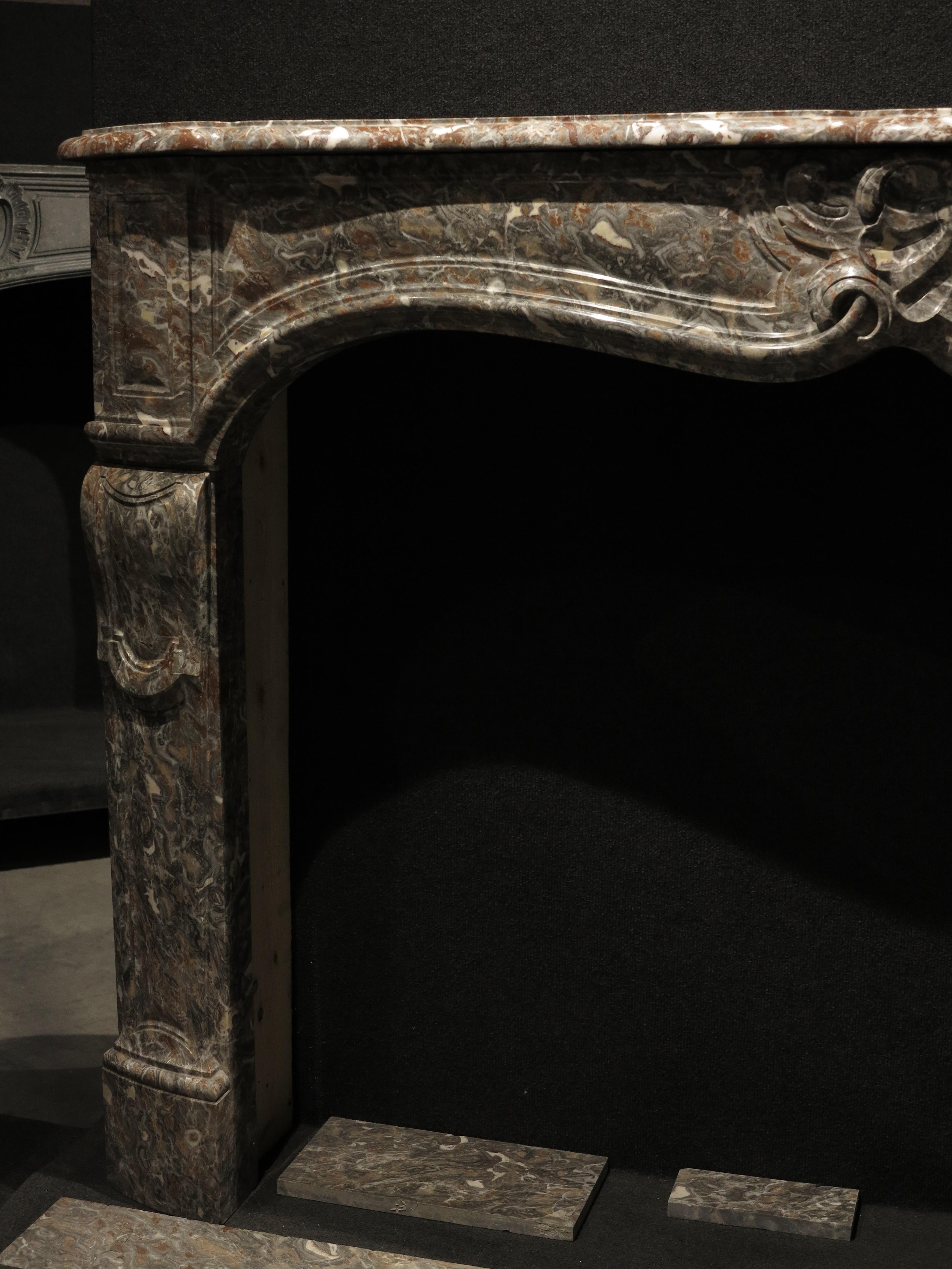 Decorative Fireplace Mantel in the Style of Louis XV In Good Condition For Sale In De Pinte, Oost Vlaanderen