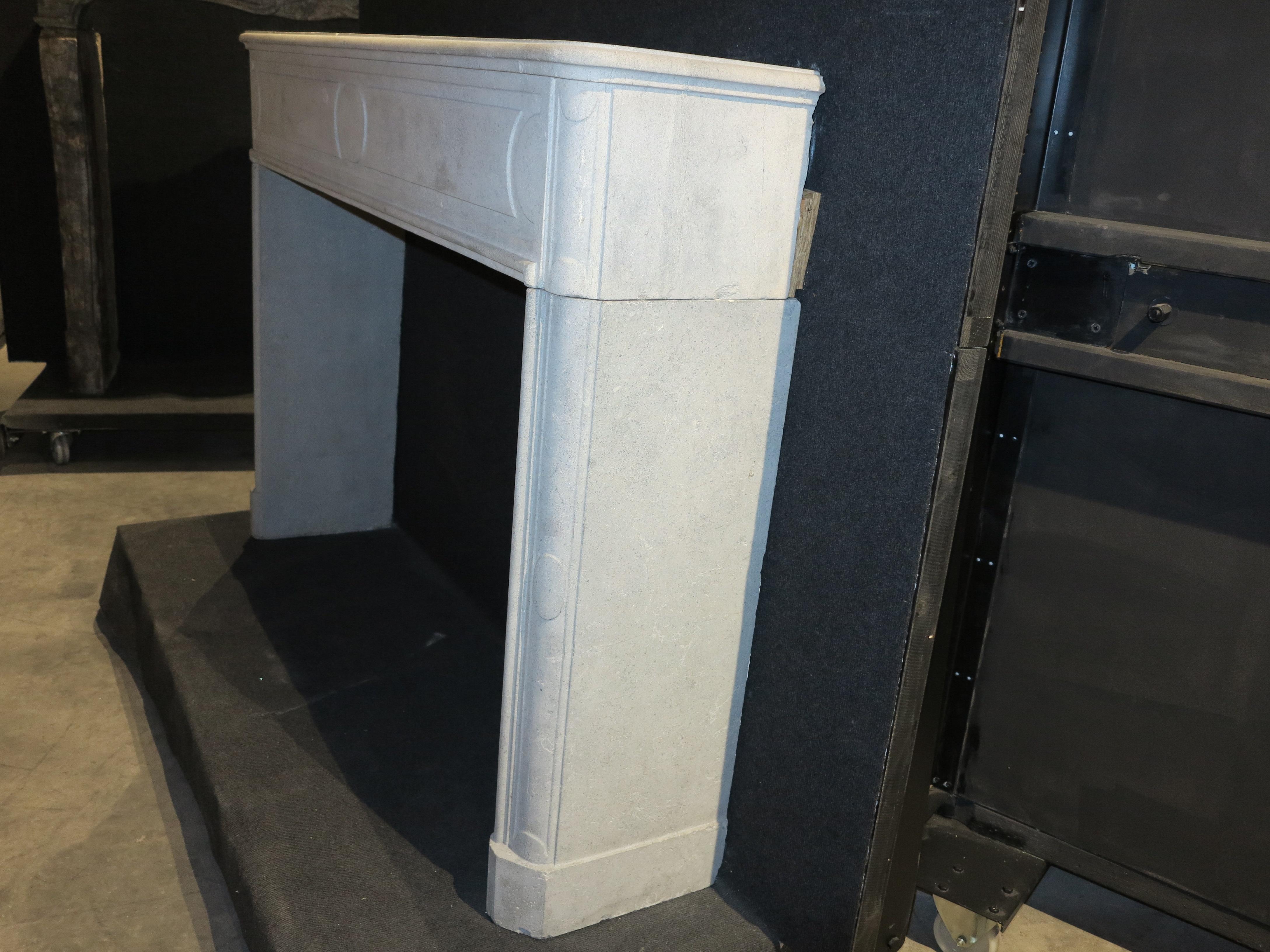 Decorative Fireplace Mantel in the Style of Louis XVI In Good Condition For Sale In De Pinte, Oost Vlaanderen