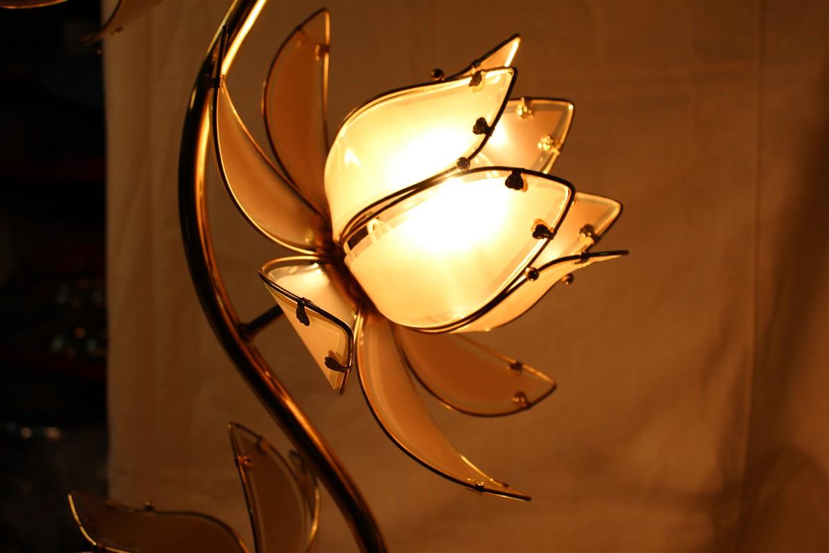 Dekorative Stehlampe Lotusblume Italienisches Design Goldplatte Metall Kristall, 1970er Jahre
Maße: Durchmesser Lotusblume cm 42, Basisdurchmesser cm 28.