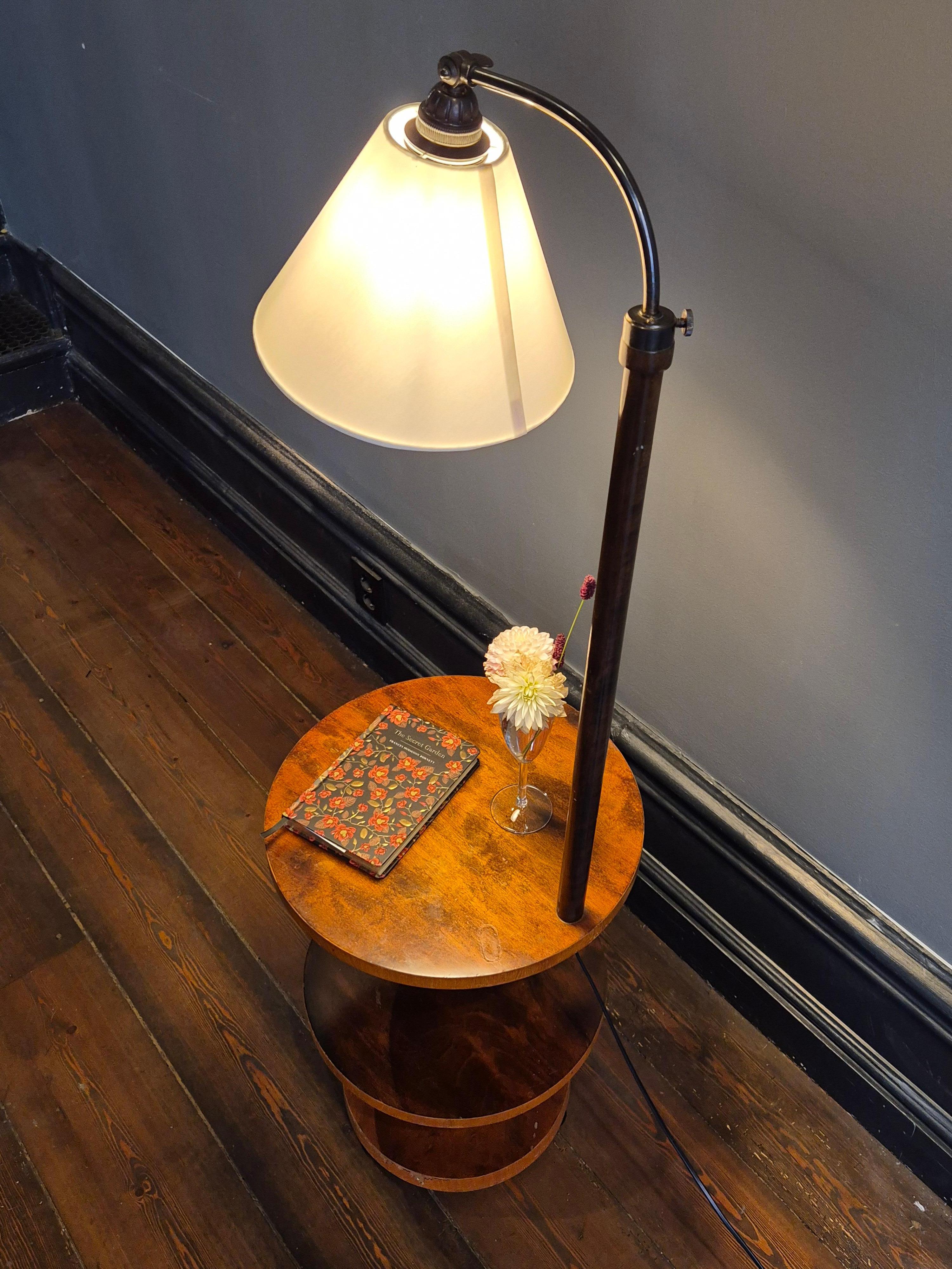 Lámpara de pie decorativa con mesa de tres niveles, Funkis sueca, años 40, recableada. Escandinavo moderno en venta