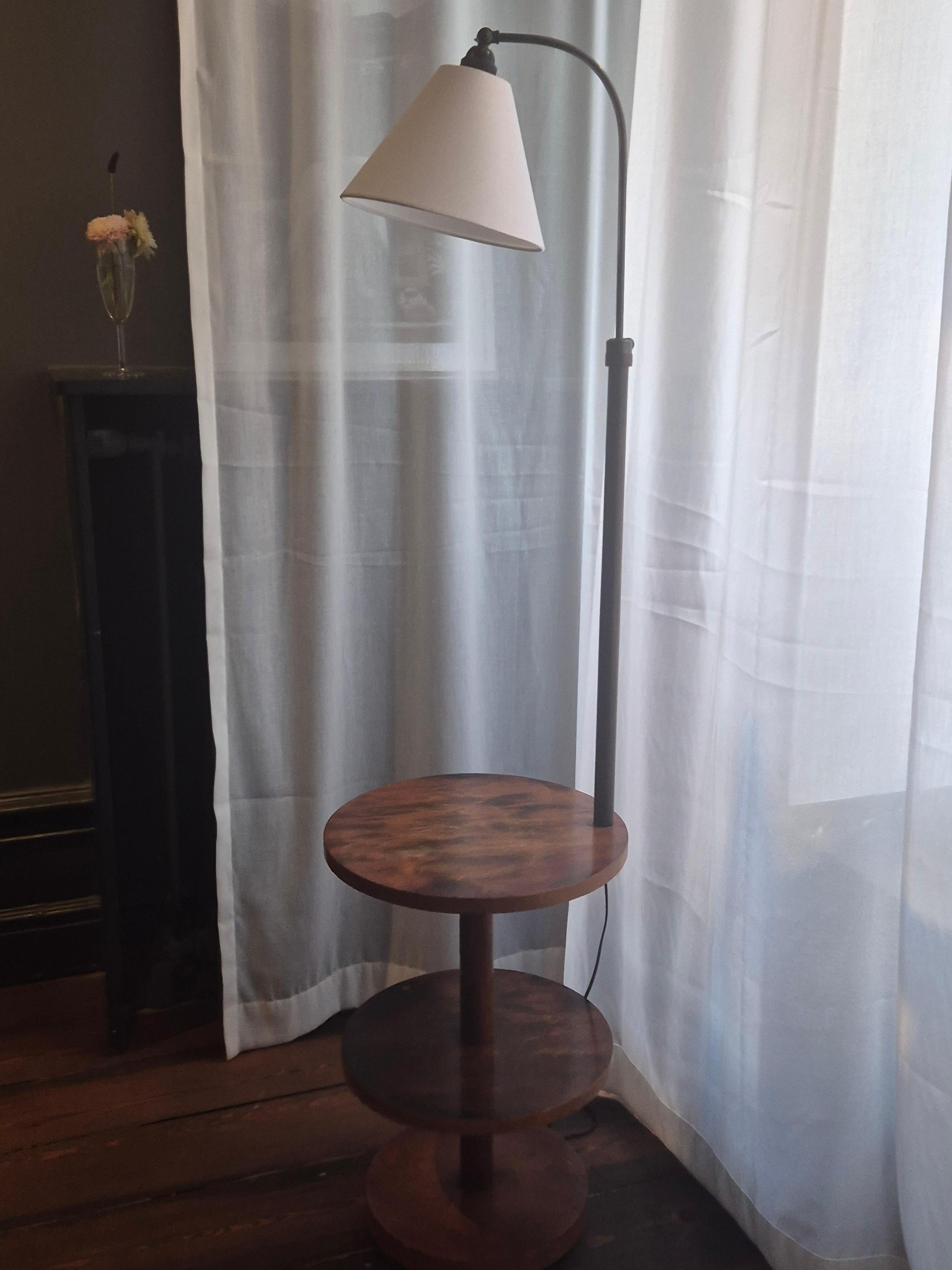 Lámpara de pie decorativa con mesa de tres niveles, Funkis sueca, años 40, recableada. en Bastante bueno estado para la venta en Stockholm, SE