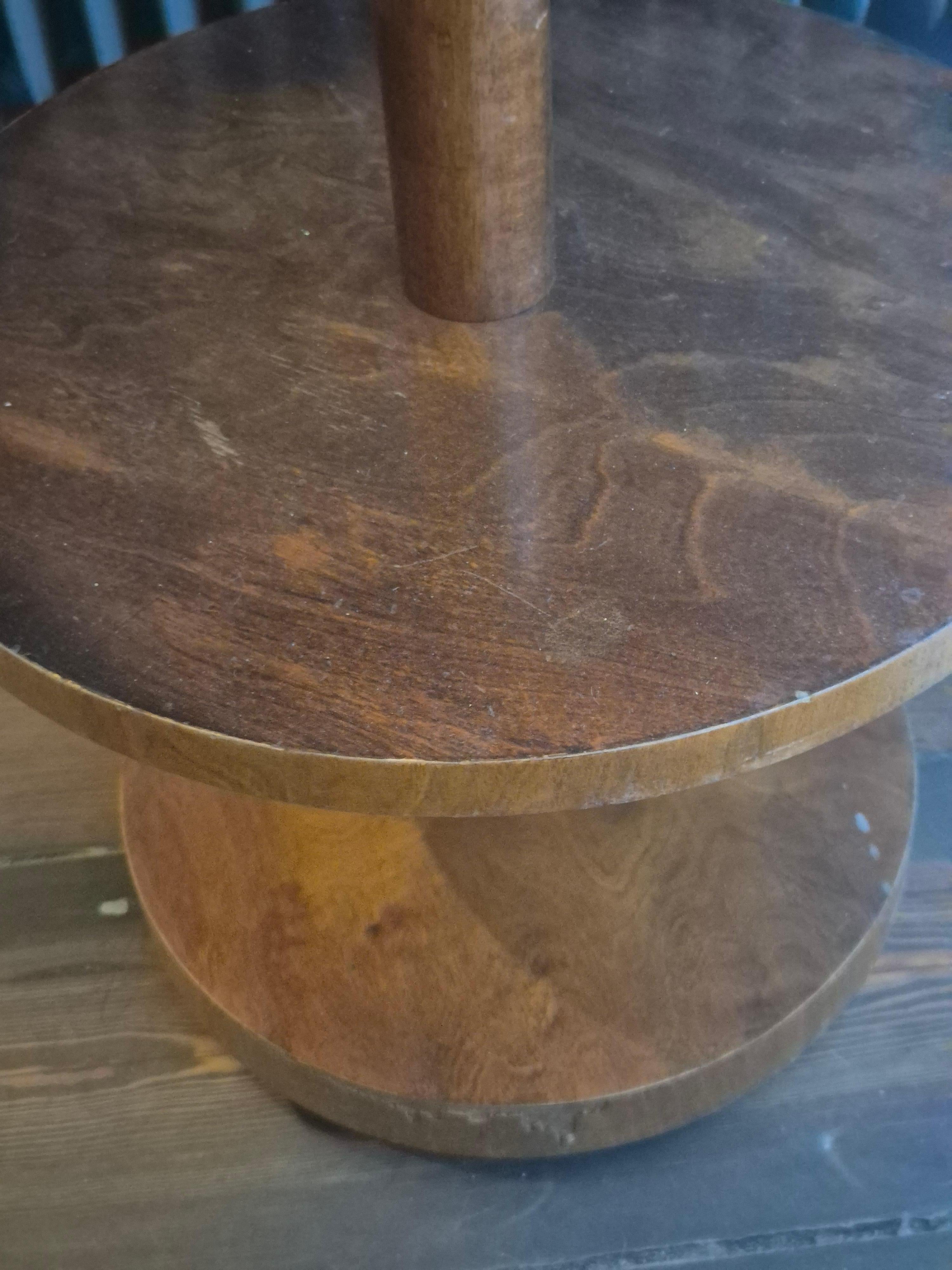 Lámpara de pie decorativa con mesa de tres niveles, Funkis sueca, años 40, recableada. mediados del siglo XX en venta