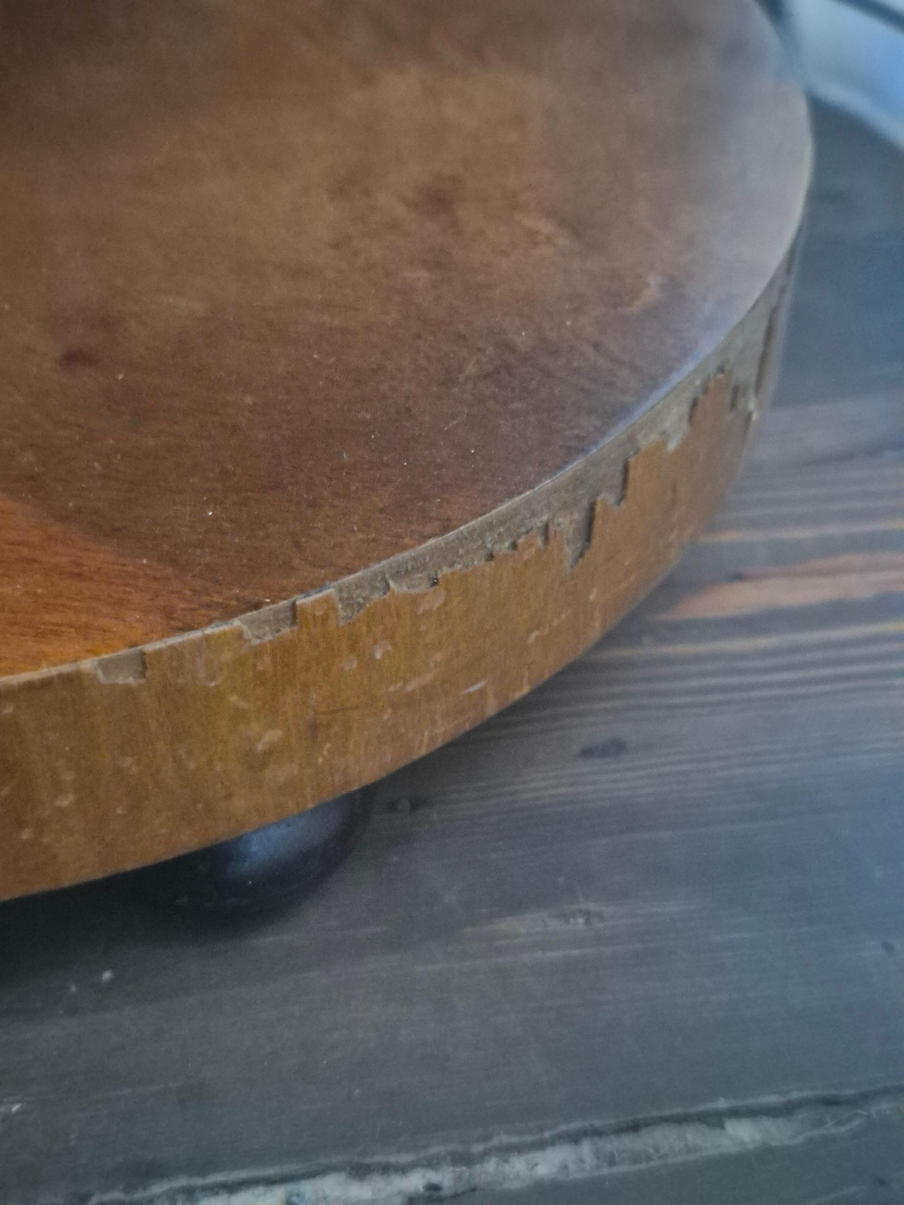 Lámpara de pie decorativa con mesa de tres niveles, Funkis sueca, años 40, recableada. Bronce en venta