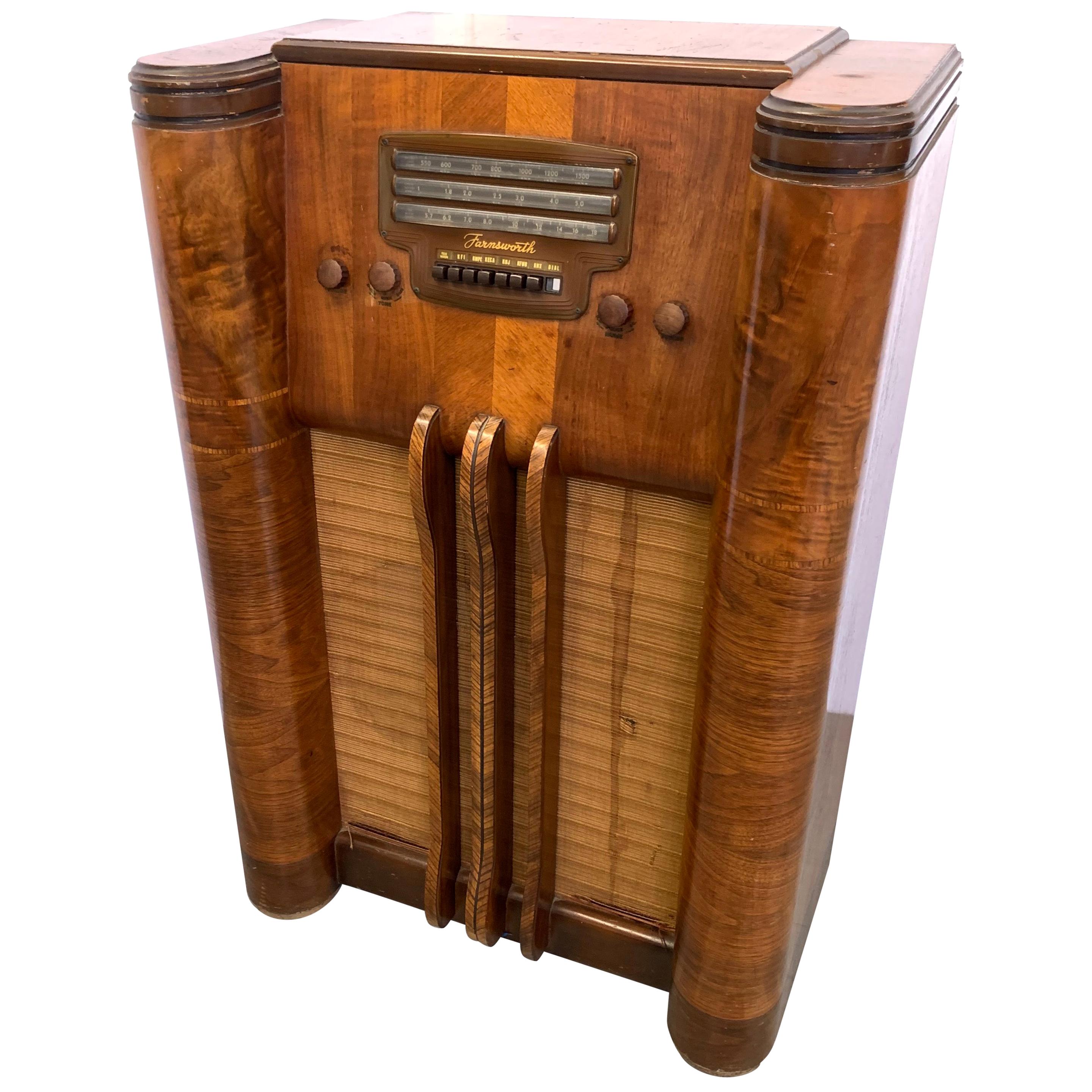 Dekoratives Bodenradio von Farnsworth Television & Radio Corp:: 1940
Es sind keine elektronischen Teile erhalten:: hauptsächlich zu dekorativen Zwecken. 

Philo Taylor Farnsworth (19. August 1906 - 11. März 1971) war ein amerikanischer Erfinder und