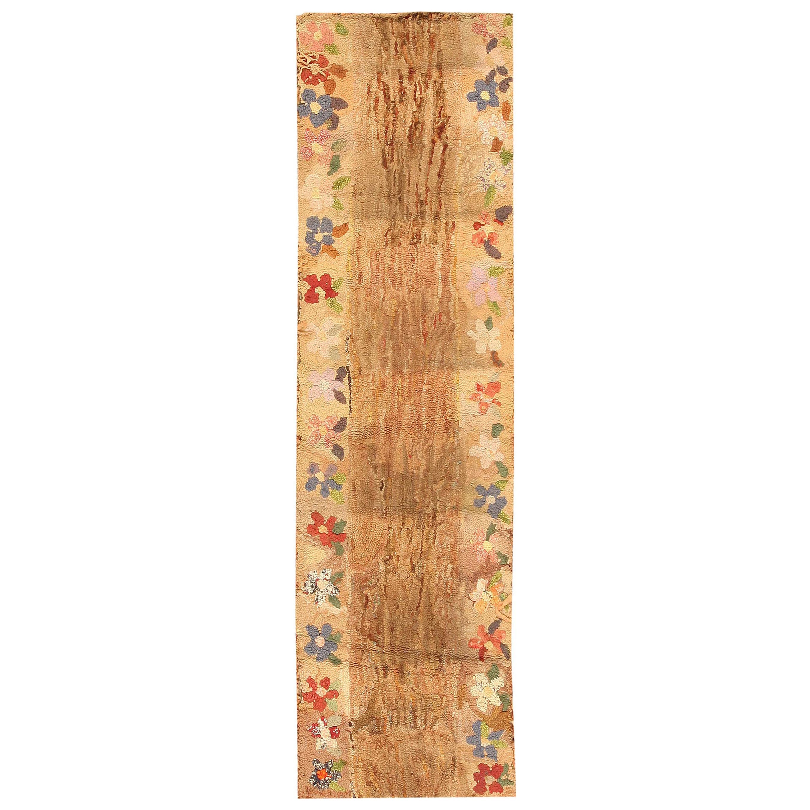 Tapis de couloir crocheté américain ancien à fleurs décoratives 2'3" x 7'10" en vente