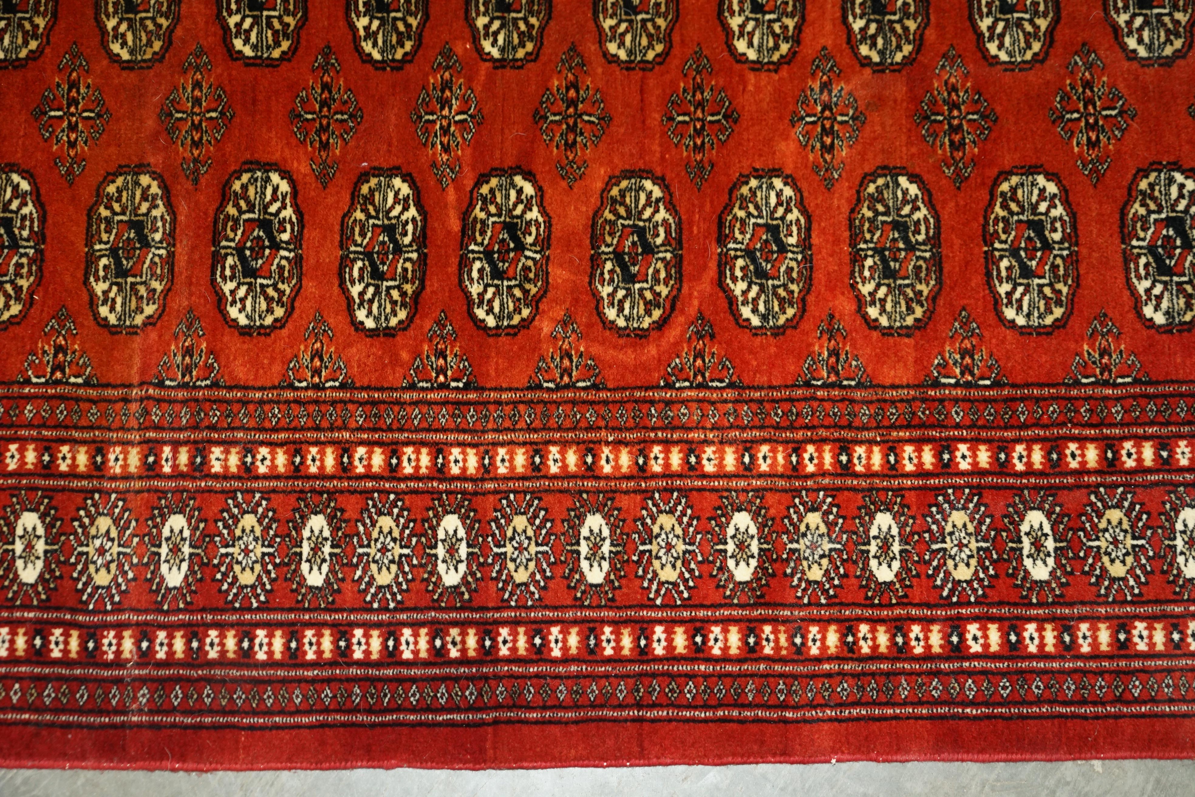 Dekorativer geblümter Teppich in Medium-Größe 96,5cm x 188cm, handgeknüpft im Angebot 3