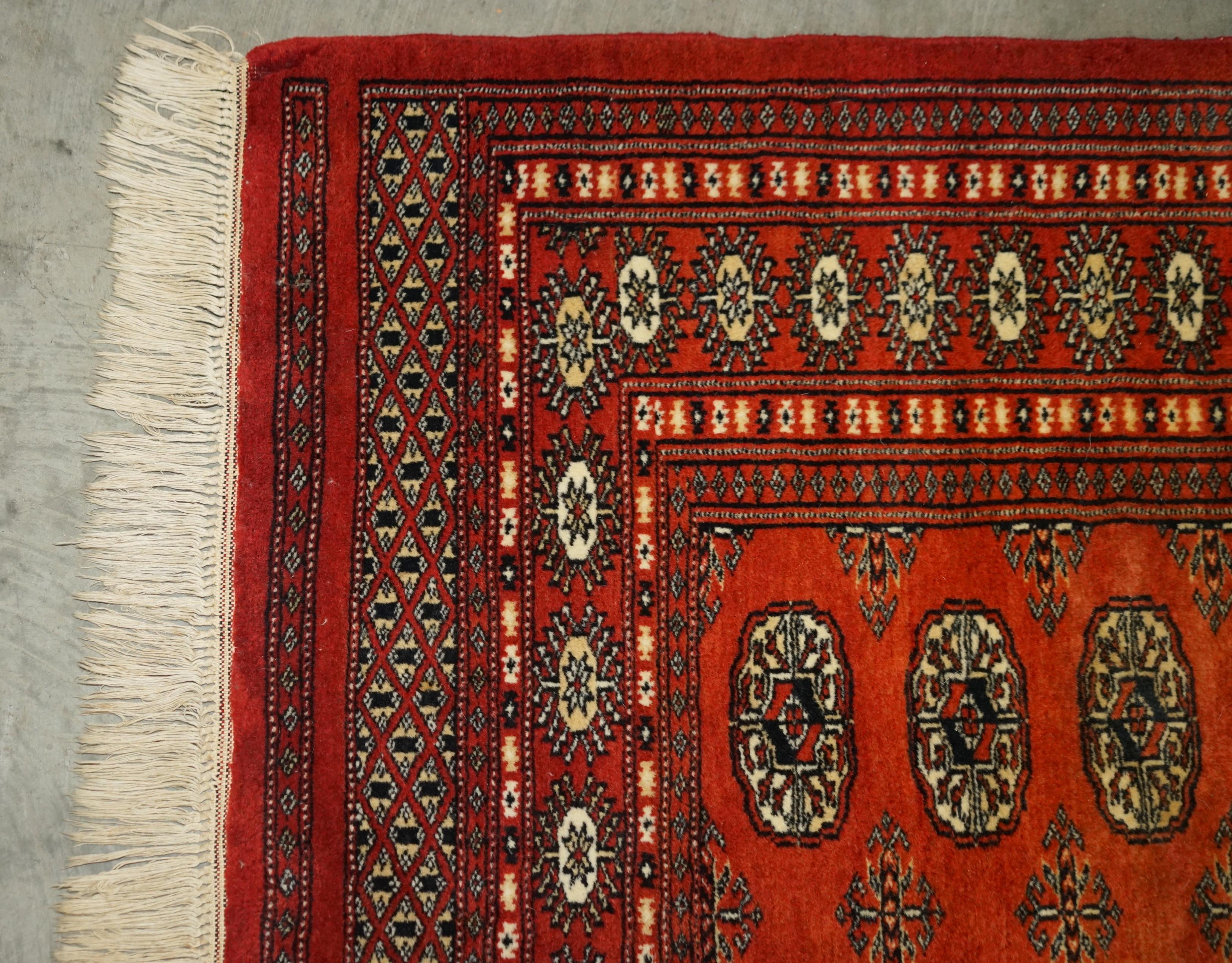Wir freuen uns, diesen wunderschönen Teppich aus dem 20. Jahrhundert mit floraler Bordüre zum Verkauf anbieten zu können.

Ein sehr gut aussehender und gut gemachter handgeknüpfter Teppich, das Detail und die Farbe sind erhaben. Die Mutter des