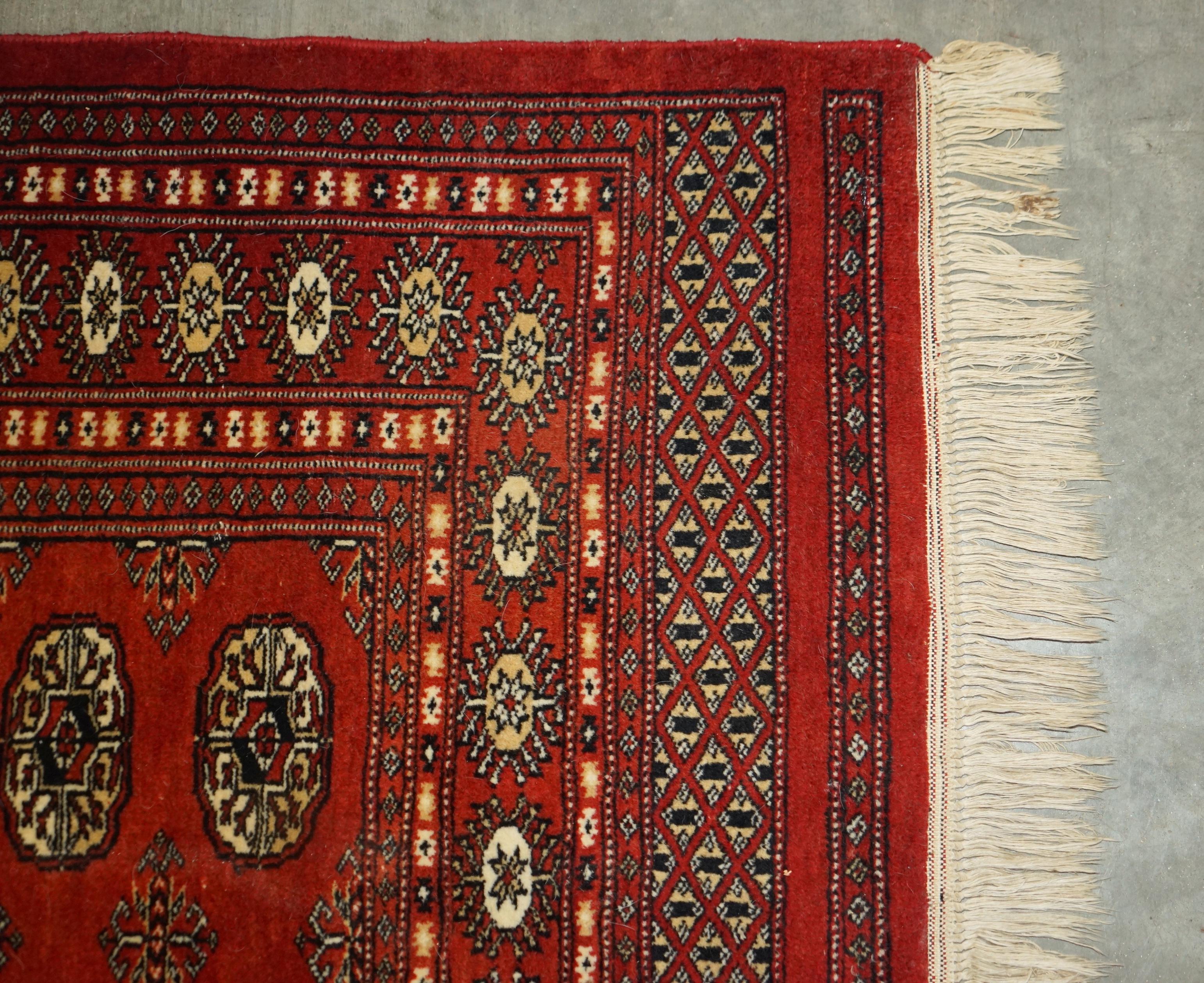 Dekorativer geblümter Teppich in Medium-Größe 96,5cm x 188cm, handgeknüpft (Land) im Angebot