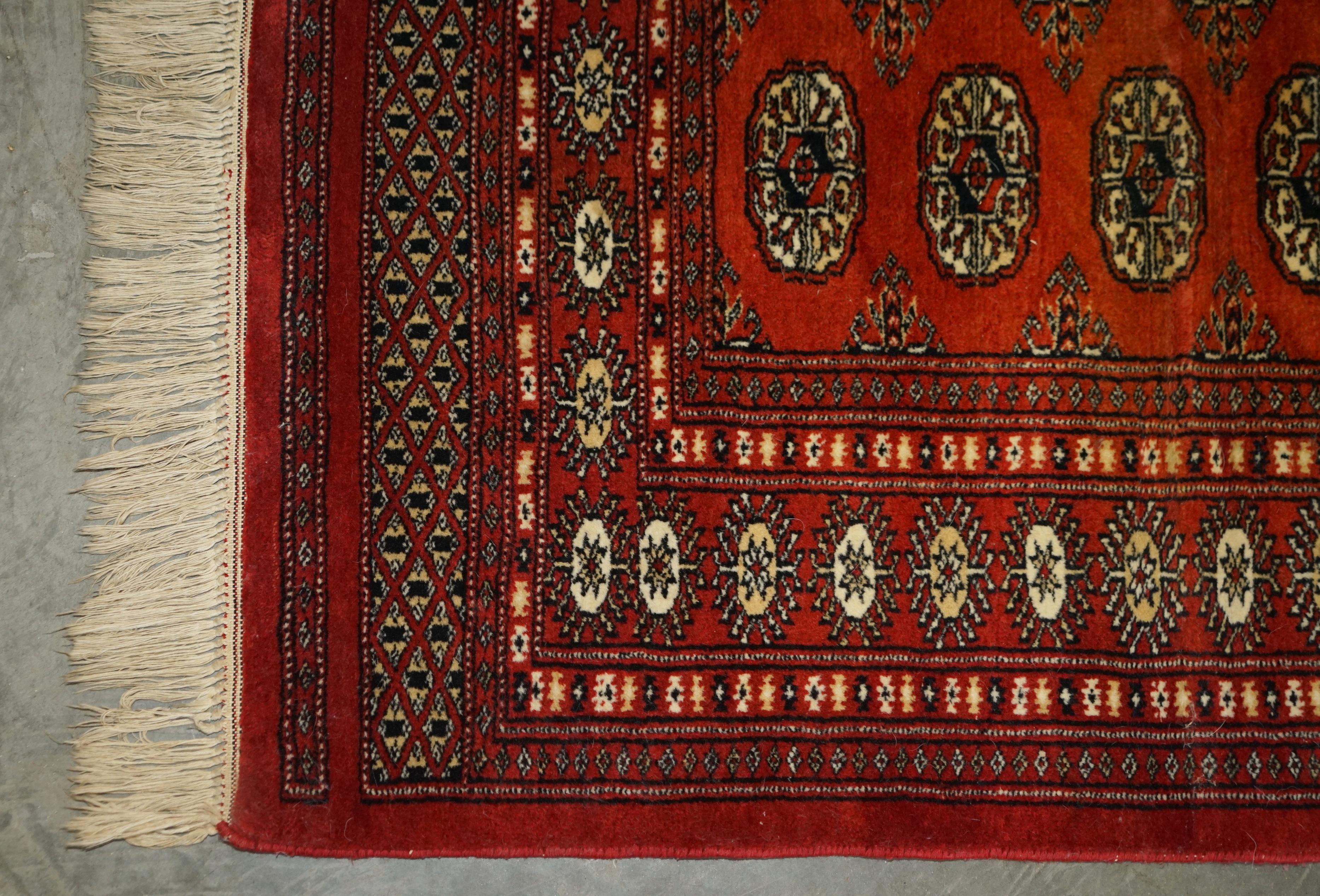Dekorativer geblümter Teppich in Medium-Größe 96,5cm x 188cm, handgeknüpft (Englisch) im Angebot