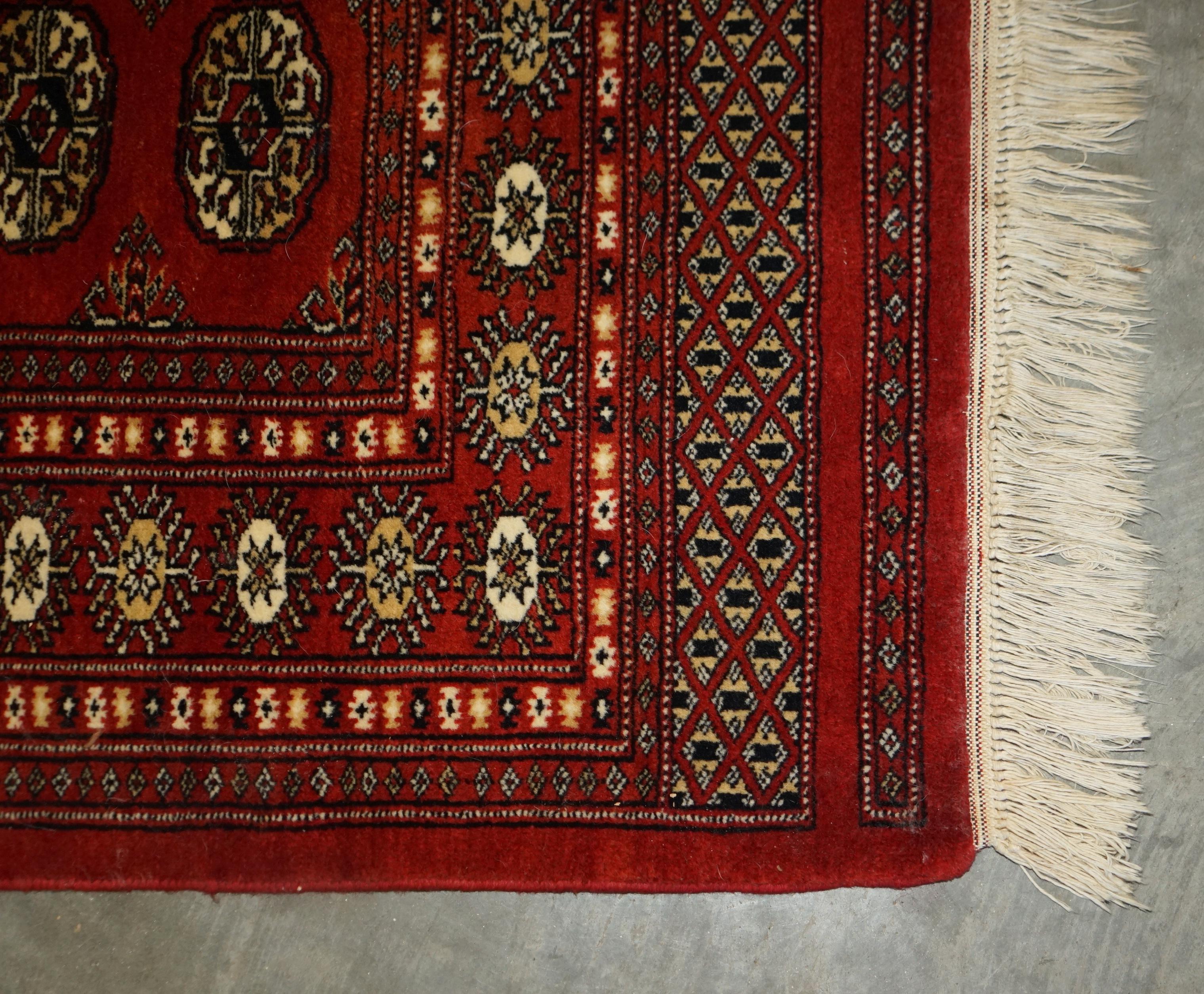 Dekorativer geblümter Teppich in Medium-Größe 96,5cm x 188cm, handgeknüpft (Handgewebt) im Angebot