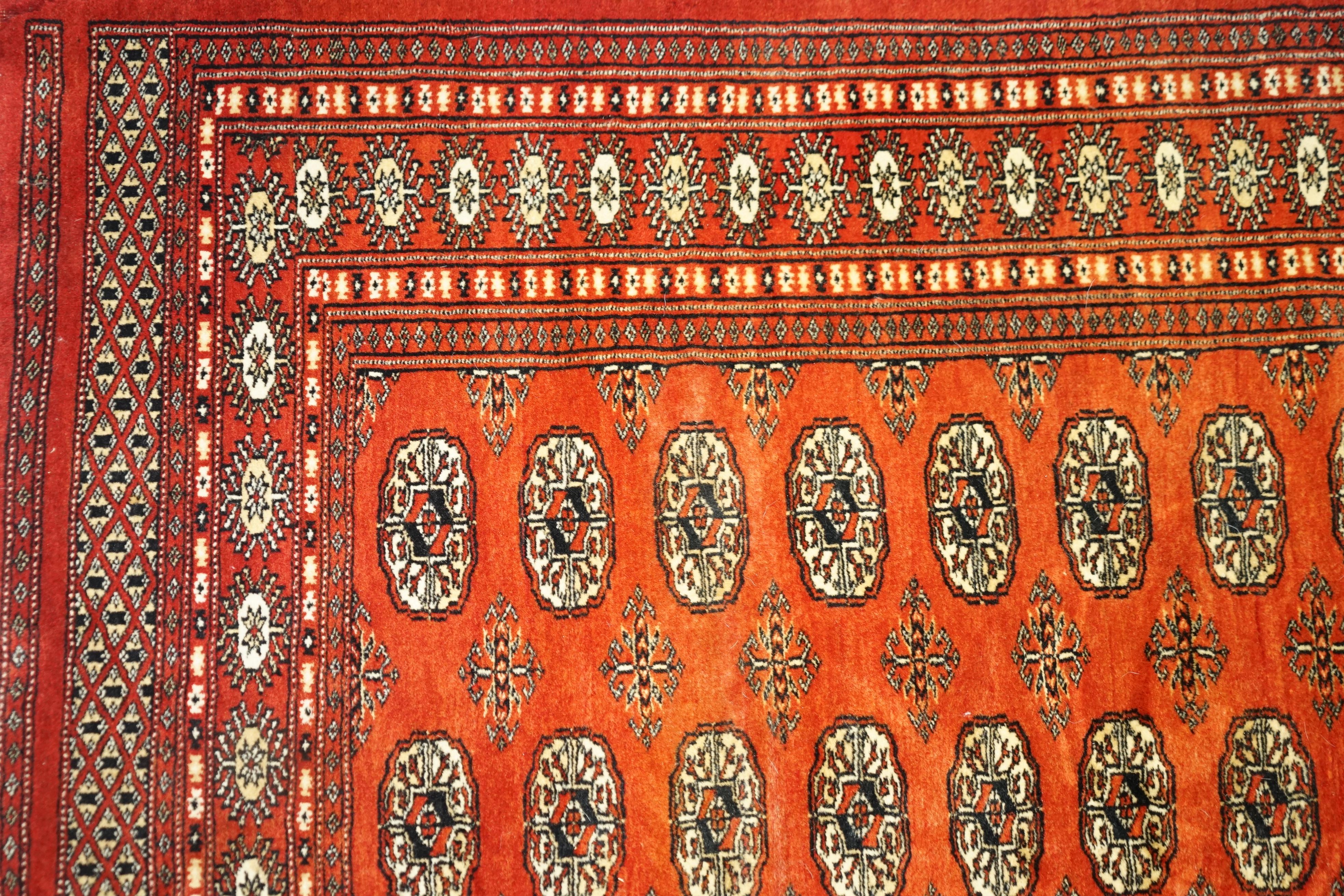 Dekorativer geblümter Teppich in Medium-Größe 96,5cm x 188cm, handgeknüpft (20. Jahrhundert) im Angebot