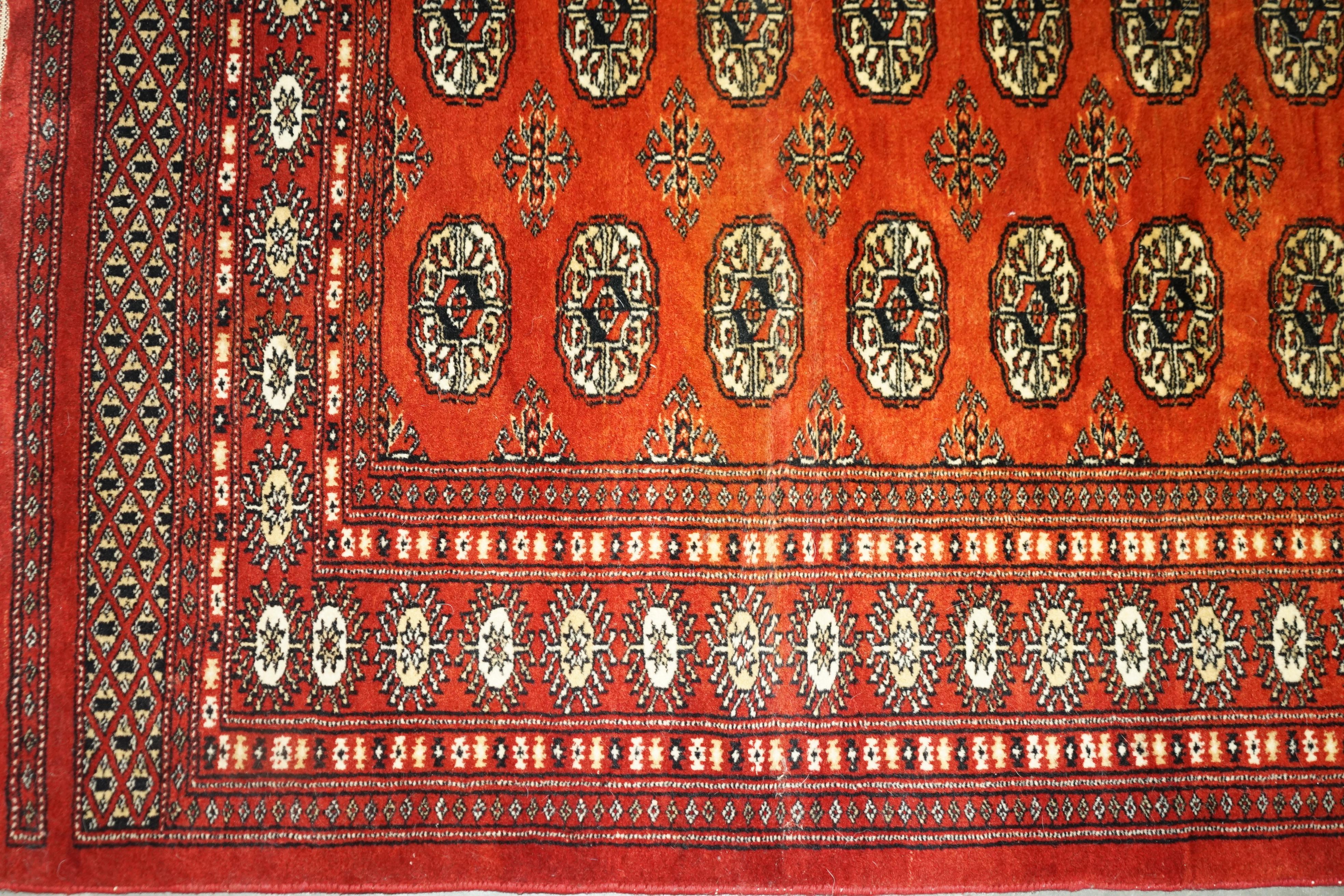 Dekorativer geblümter Teppich in Medium-Größe 96,5cm x 188cm, handgeknüpft (Wolle) im Angebot