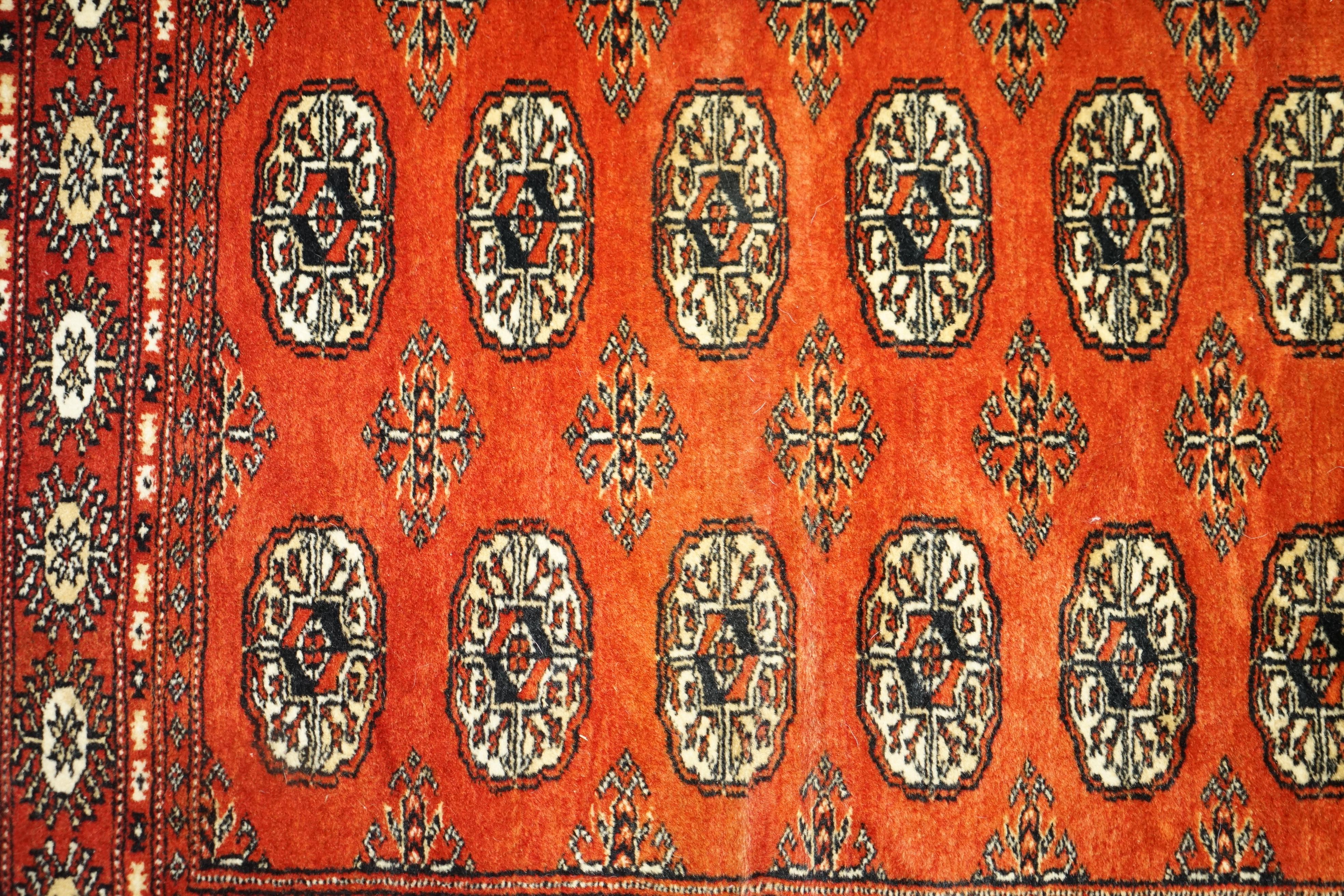 Dekorativer geblümter Teppich in Medium-Größe 96,5cm x 188cm, handgeknüpft im Angebot 1