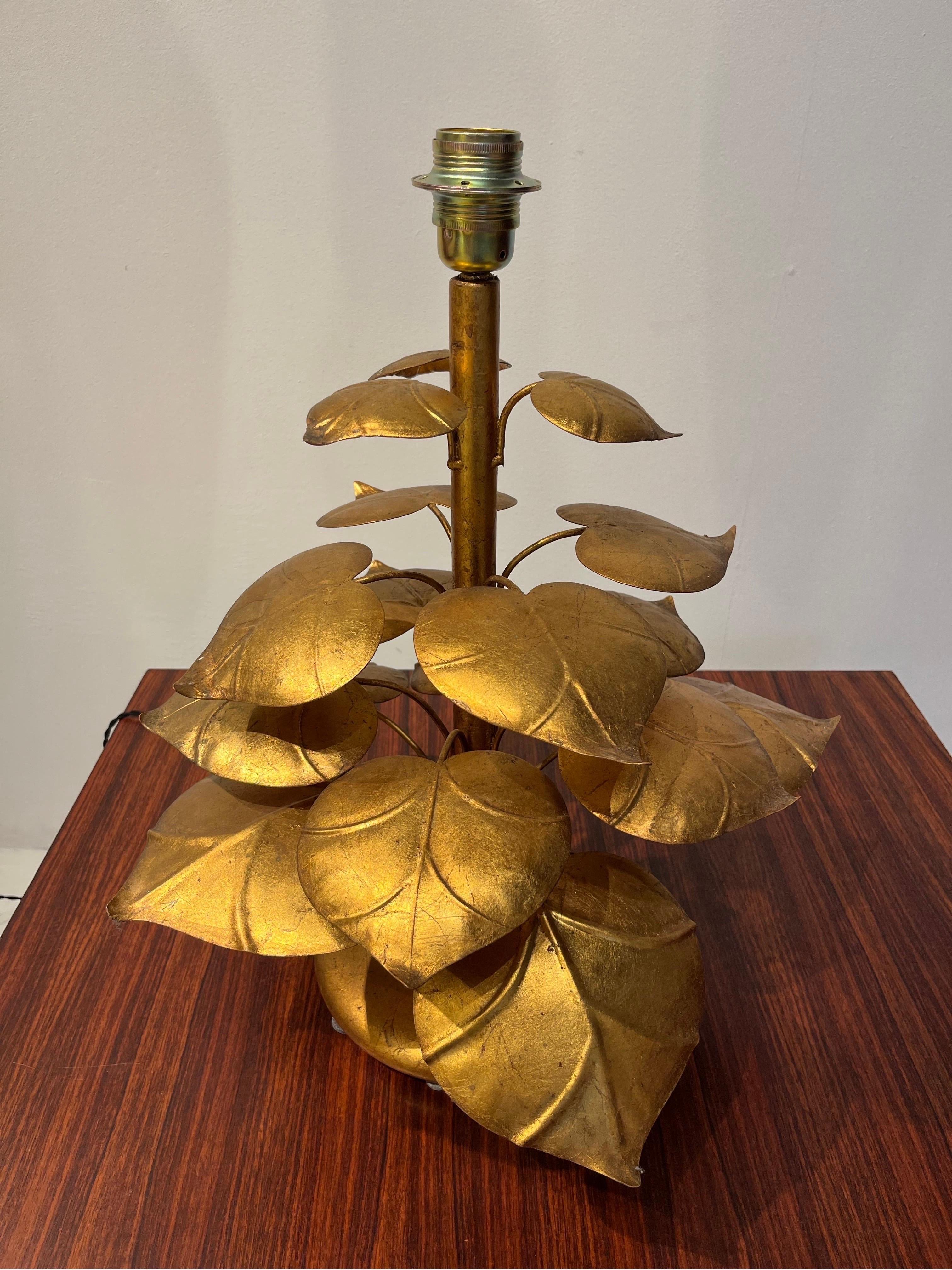 La lampe est en métal doré. Il imite le monde végétal pour ressembler à une plante décorative. Veuillez noter que la taille de la lampe sans l'abat-jour est la suivante : Hauteur 52cm ; Base 23cm.