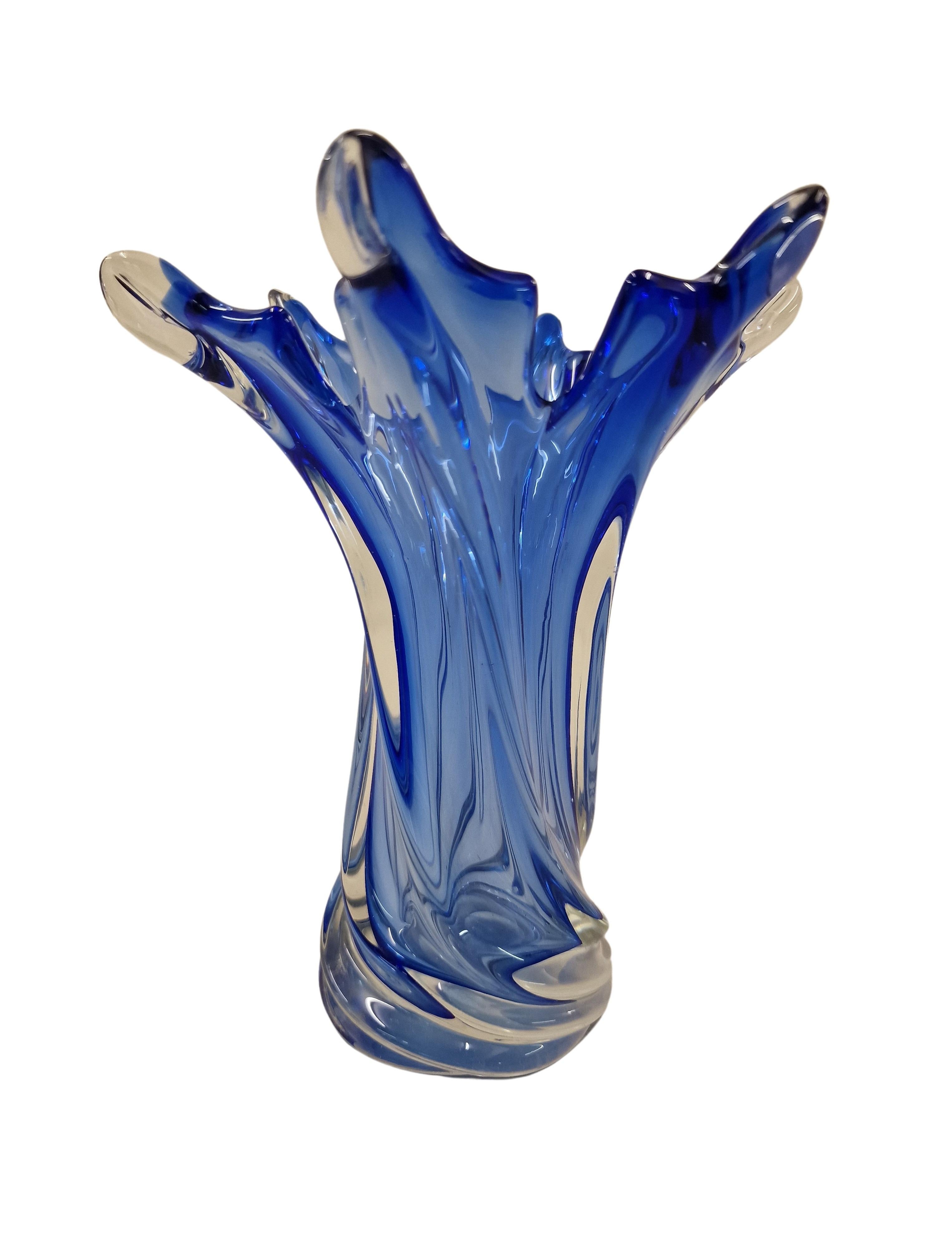 Vase à fleurs en forme d'étoile très décoratif dans une belle couleur bleue, fabriqué dans le célèbre centre de verre d'art, verre soufflé à la bouche, Murano, Venise, Italie, réalisé dans les années 1970. 

Le vase a une forme magnifique - il est