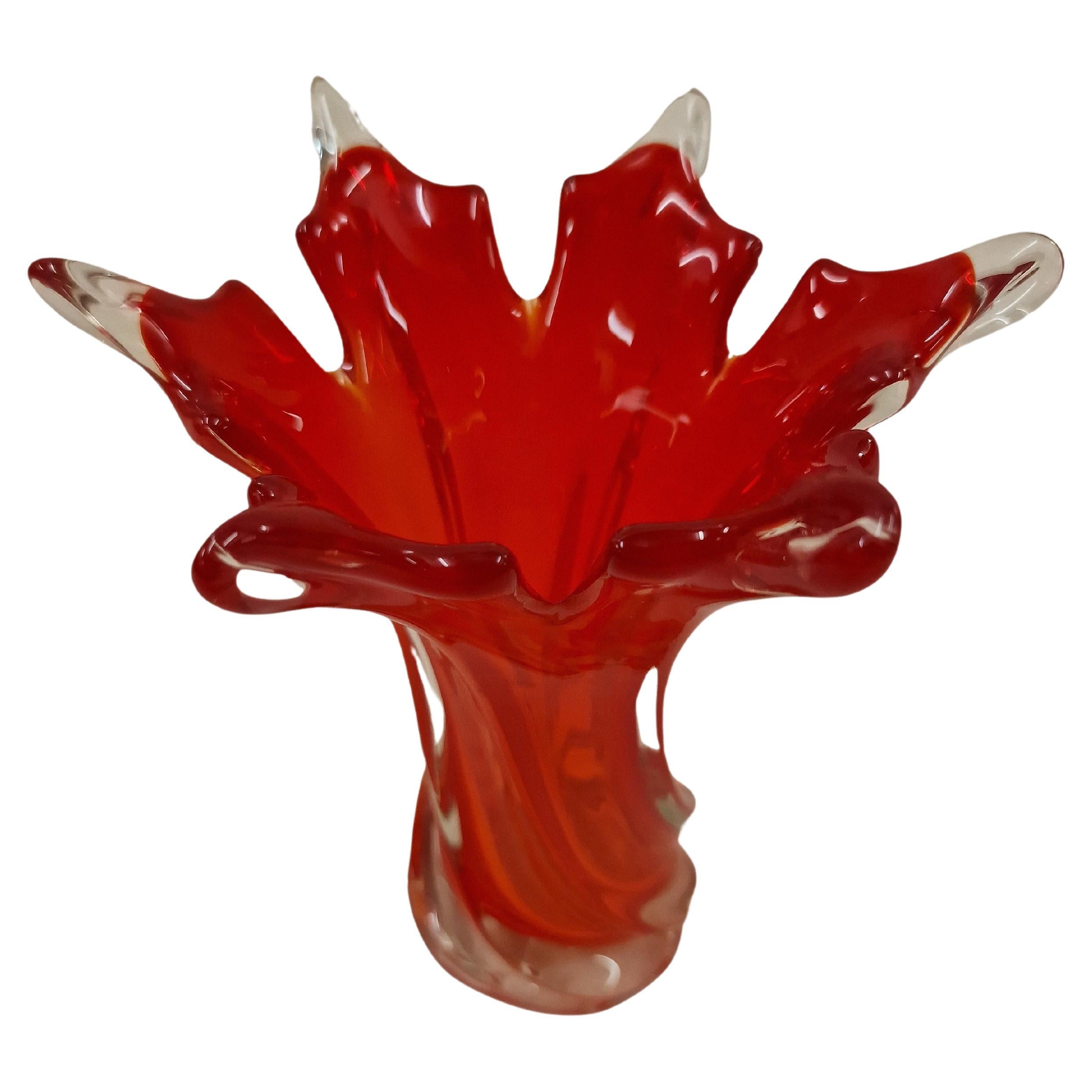 Vase à fleurs en forme d'étoile très décoratif d'une belle couleur rouge, fabriqué dans le célèbre centre de verre d'art, verre soufflé à la bouche, Murano, Venise, Italie, réalisé dans les années 1970. 

Le vase a une forme magnifique - il est fait