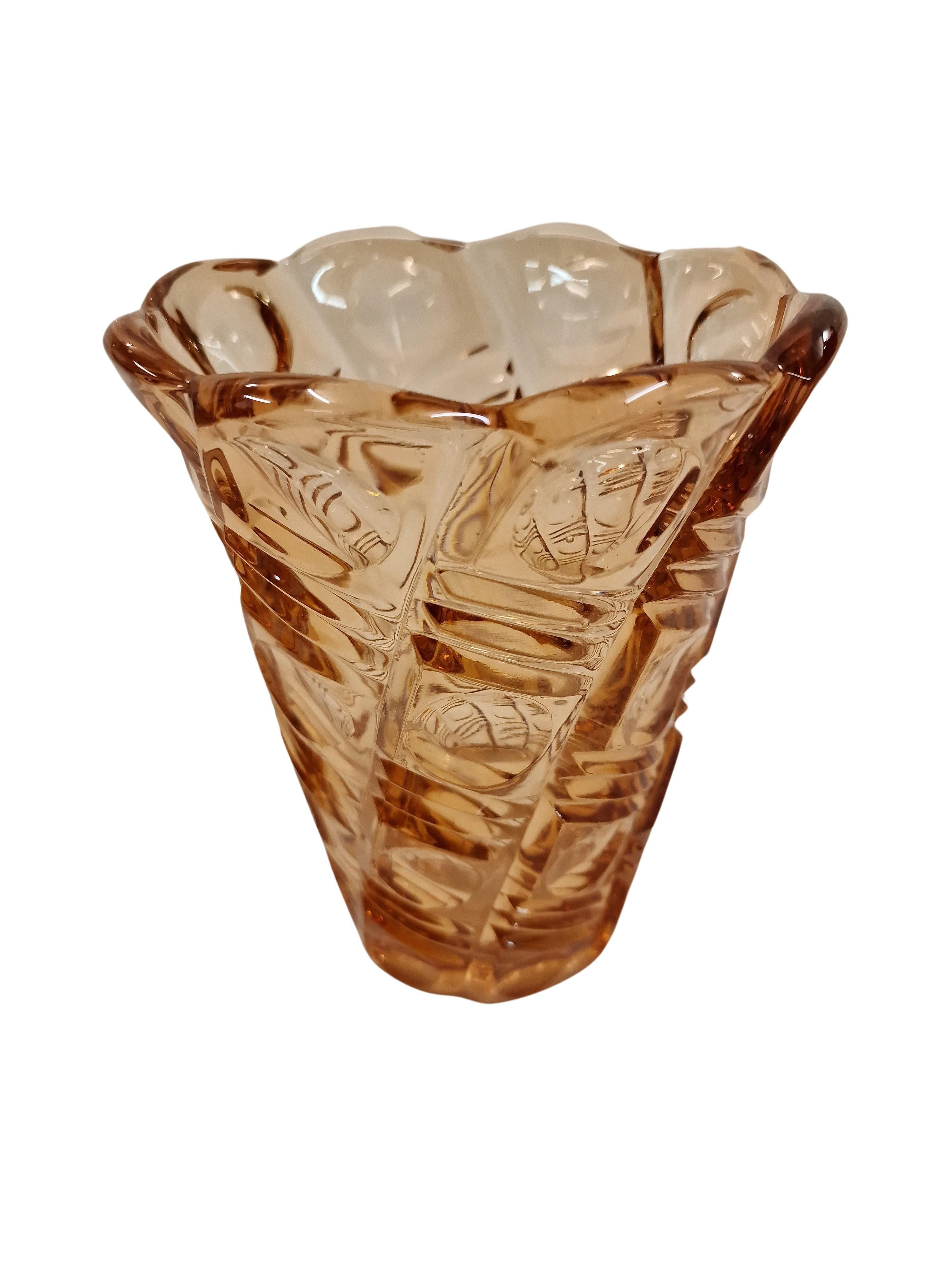 Eine äußerst dekorative Blumenvase, ein Original aus der Zeit des Art déco, hergestellt in den 1920er Jahren in Bohemia, Tschechische Republik. 

Die Vase hat eine runde Basis, die sich nach oben in eine rechteckige Struktur erweitert und dann
