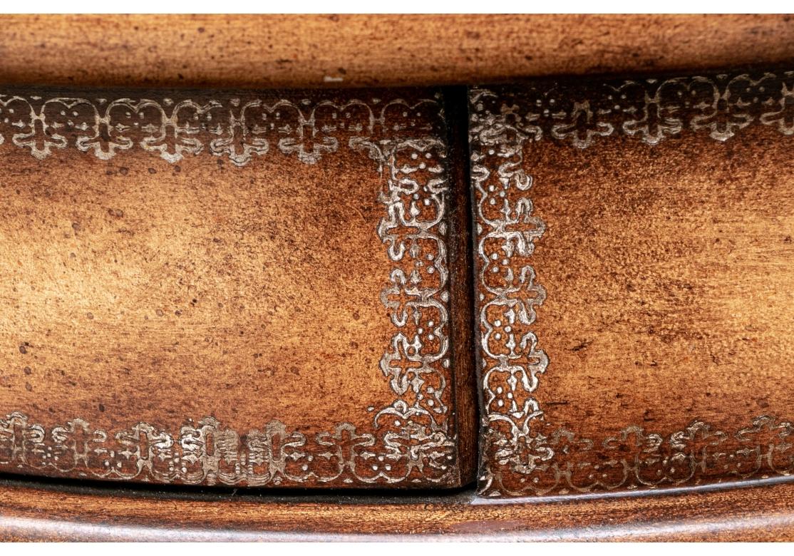 Dekorativer geriffelter Sockeltisch mit Intarsien und Kompass-Motivplatte (Holz) im Angebot