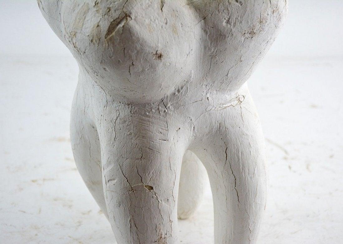 Un diente decorativo vintage. Este modelo a gran escala con forma de muela presenta rasgos en relieve en un acabado craquelado blanco y se sostiene sobre raíces de cuatro puntas.
Dimensiones:
8,0