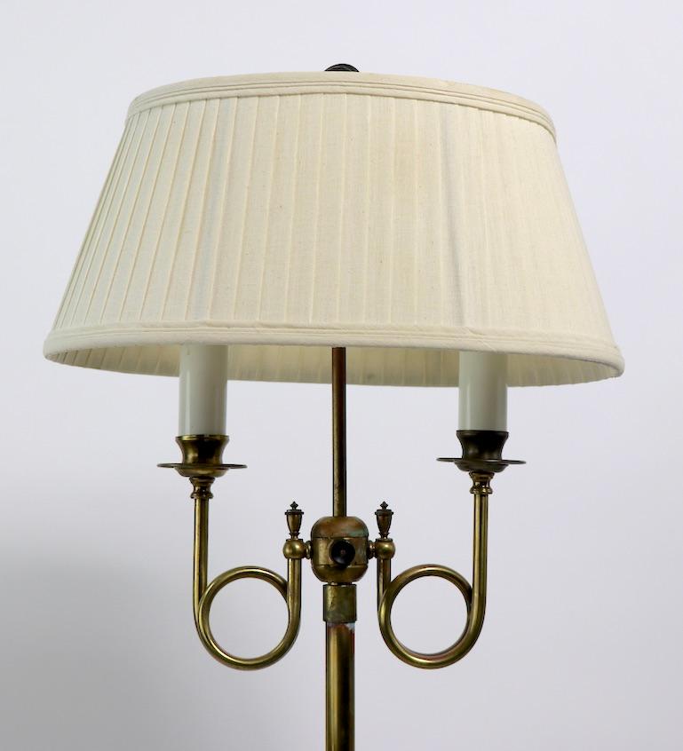 Lampadaire décoratif à 2 éclairages en laiton de style formel en vente 5
