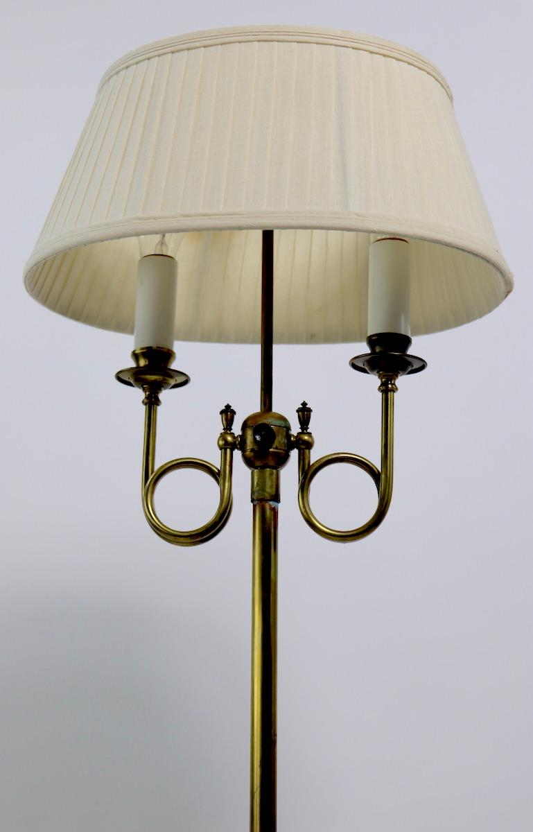 Lampadaire décoratif à 2 éclairages en laiton de style formel en vente 7