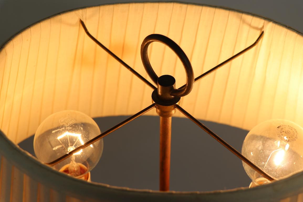 Dekorative Stehlampe im Formalstil aus Messing mit zwei Leuchten im Angebot 10