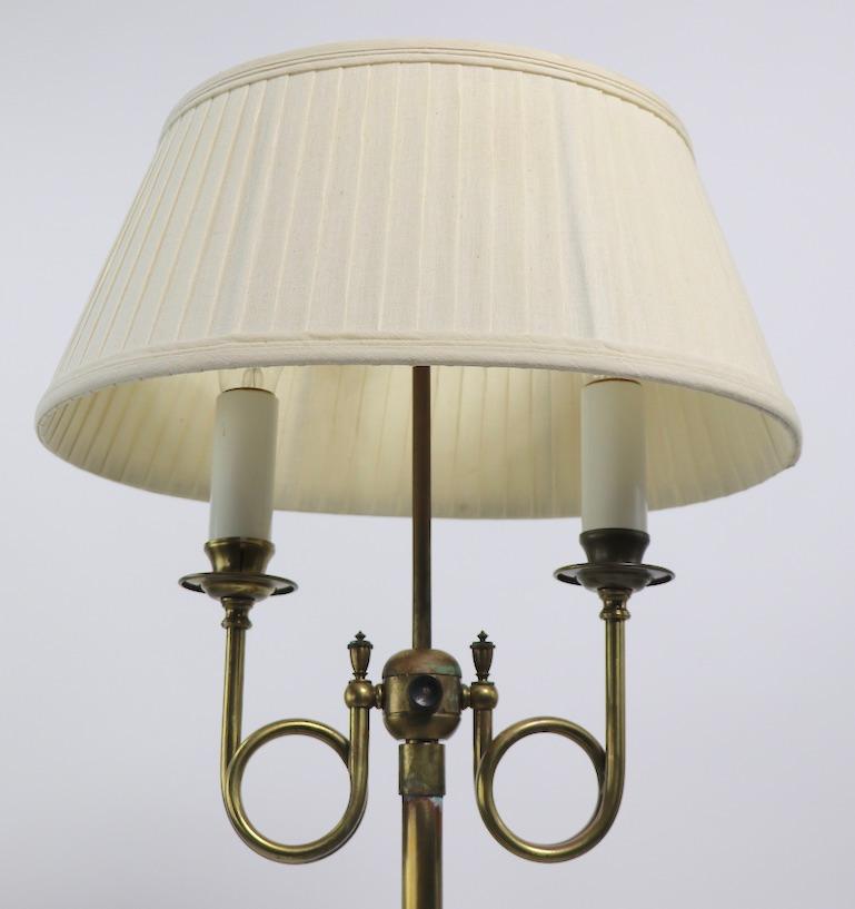 Dekorative Stehlampe im Formalstil aus Messing mit zwei Leuchten (amerikanisch) im Angebot