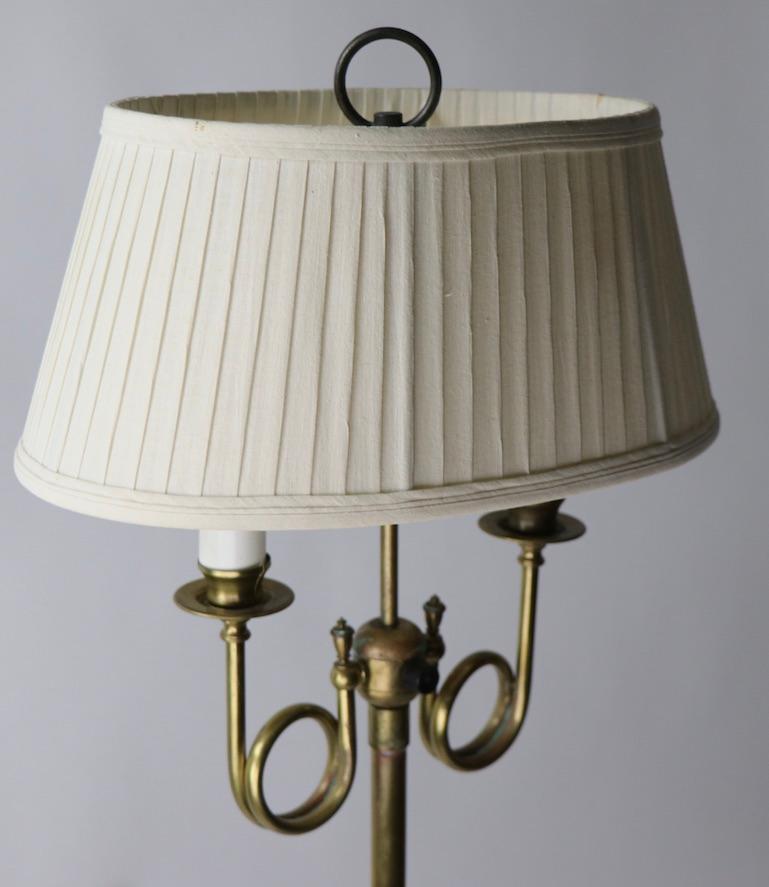 Dekorative Stehlampe im Formalstil aus Messing mit zwei Leuchten im Zustand „Gut“ im Angebot in New York, NY