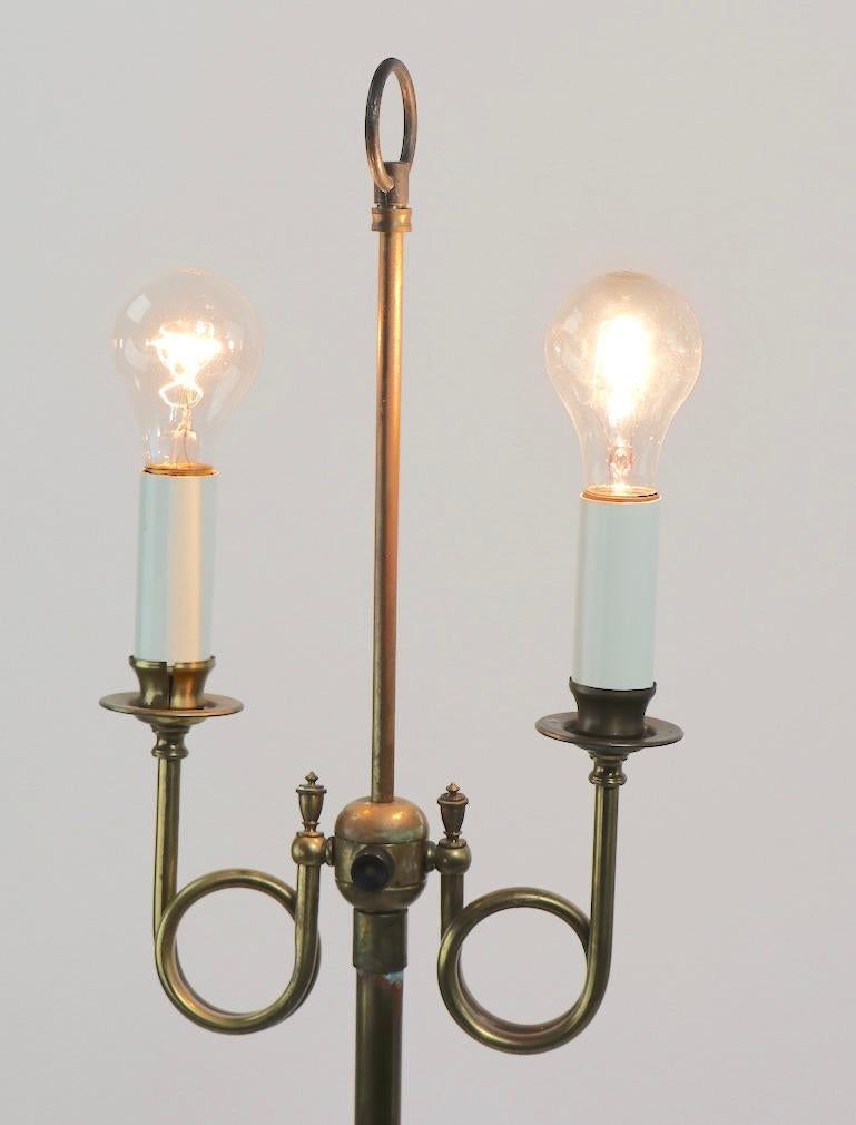 Lampadaire décoratif à 2 éclairages en laiton de style formel en vente 1