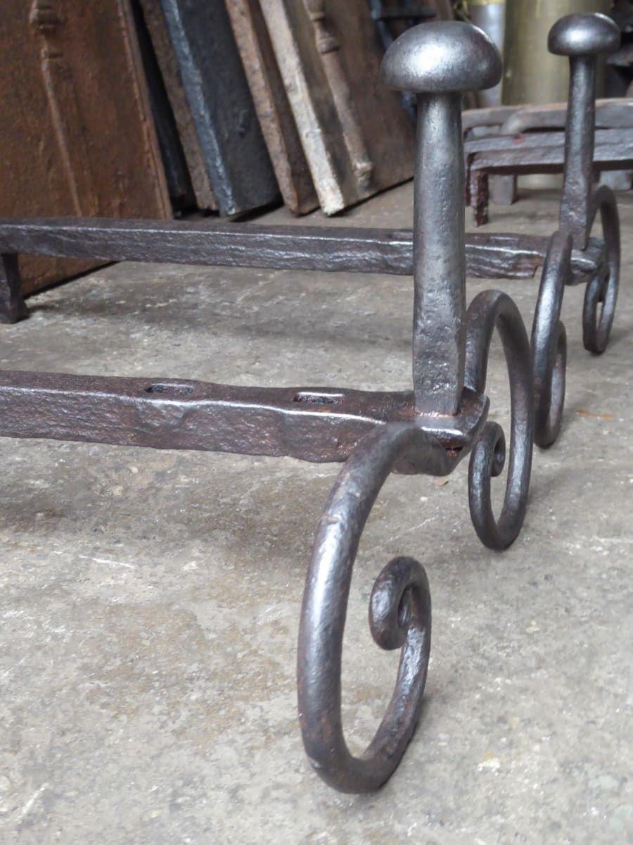 Ferro battuto Androni decorativi francesi o ciminiere, periodo Luigi XV in vendita