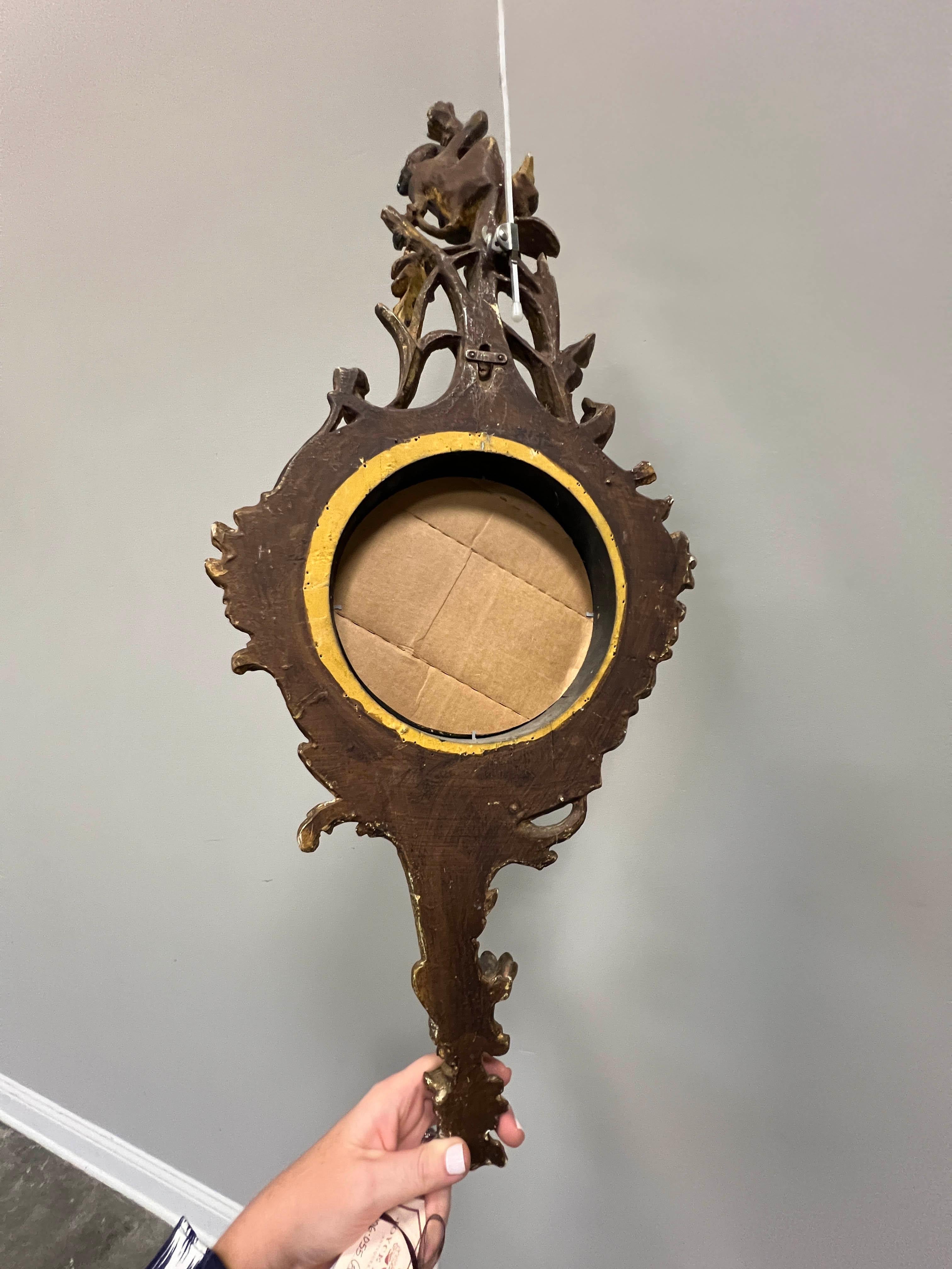 Miroir décoratif de style Louis XIV de la fin du XVIIIe siècle/début du XIXe siècle, probablement à l'origine un baromètre. Tout en bois sculpté, avec application de dorures.