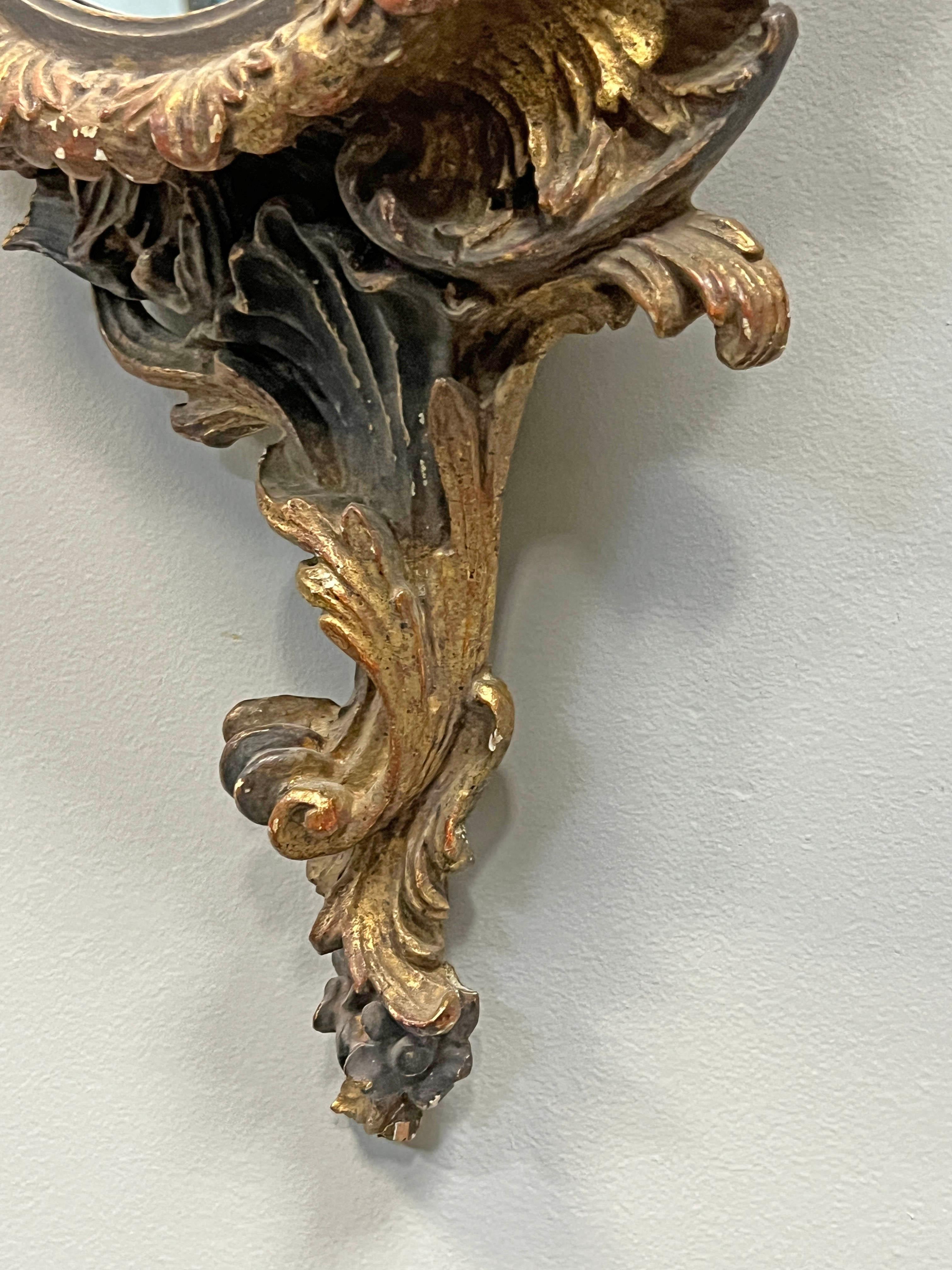 Français Miroir décoratif français en bois sculpté, début du 19e siècle en vente