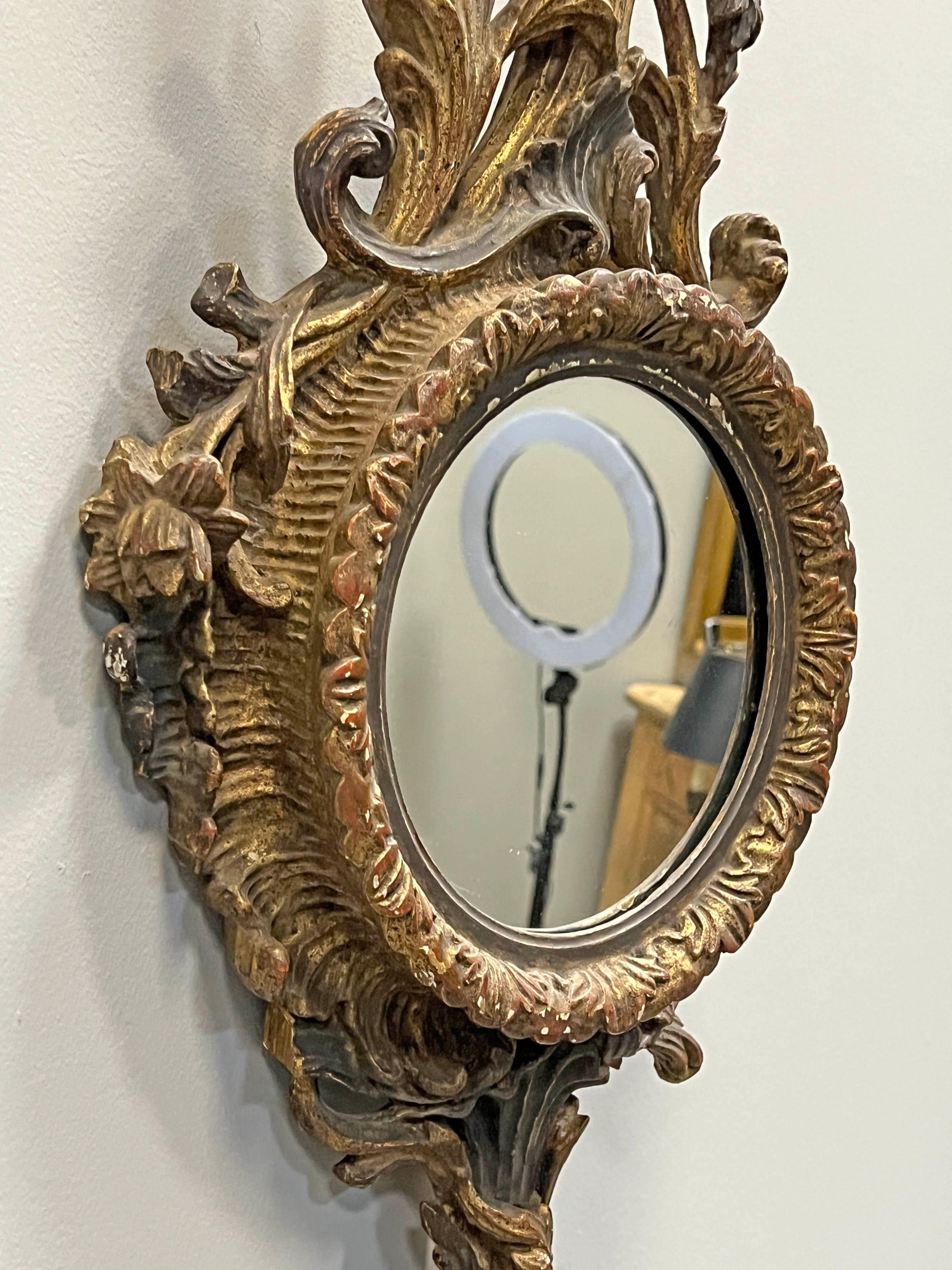 Sculpté à la main Miroir décoratif français en bois sculpté, début du 19e siècle en vente