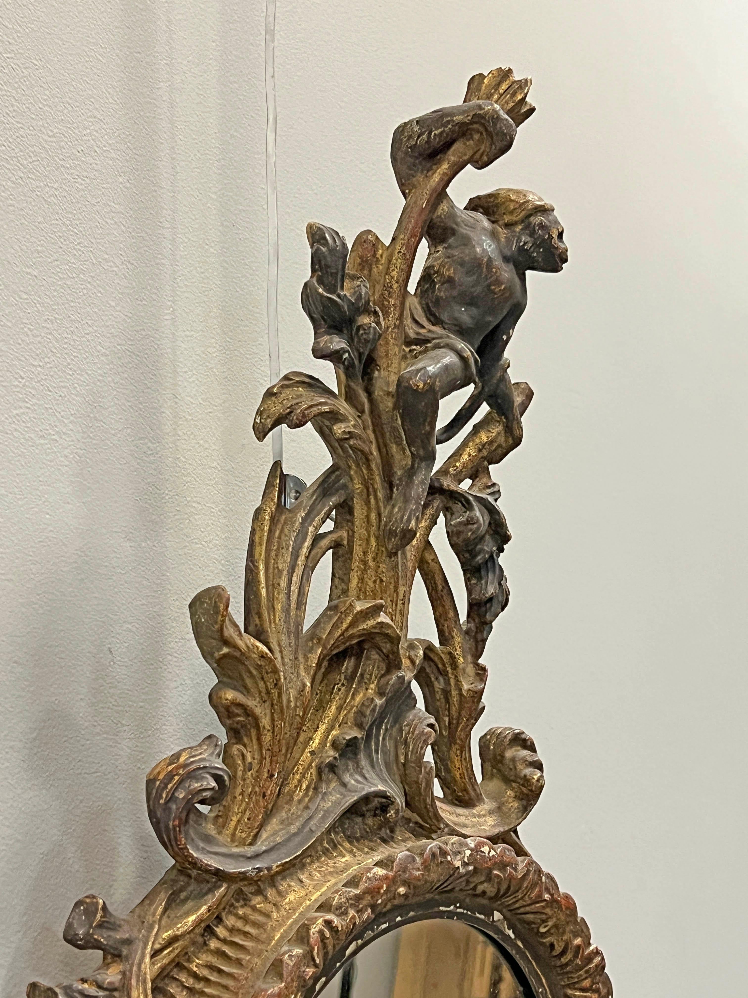 Miroir décoratif français en bois sculpté, début du 19e siècle Bon état - En vente à Houston, US