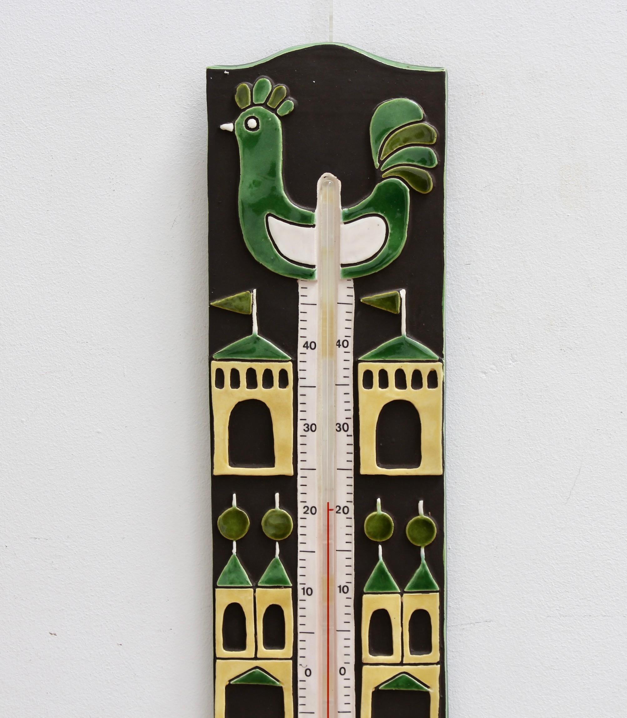 Termómetro y carcasa decorativos de cerámica francesa de época, de Mithé Espelt (hacia 1960). Una deliciosa pieza con motivos estilizados de coq francés y castillo. La gallina es de un precioso verde intenso y un blanco cremoso; los castillos son