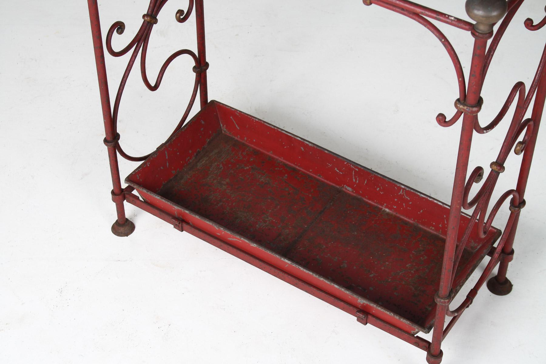 Paragüero Decorativo Francés Parisino Chic de Hierro Forjado Pintado de Rojo en venta 4