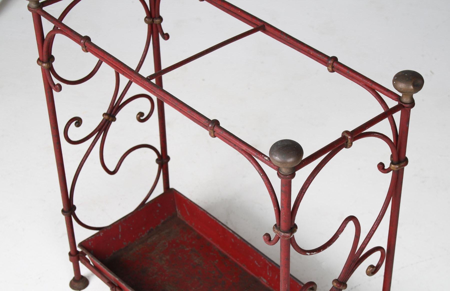 Paragüero Decorativo Francés Parisino Chic de Hierro Forjado Pintado de Rojo en venta 5