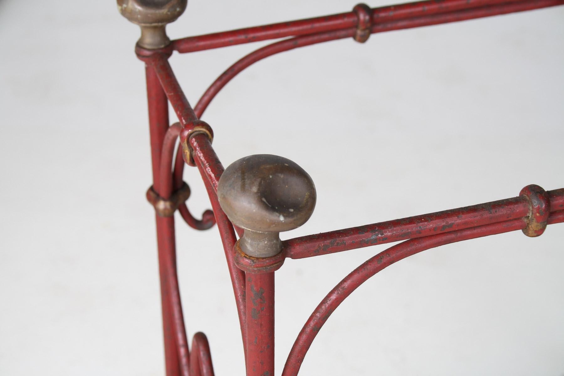 Paragüero Decorativo Francés Parisino Chic de Hierro Forjado Pintado de Rojo en venta 6
