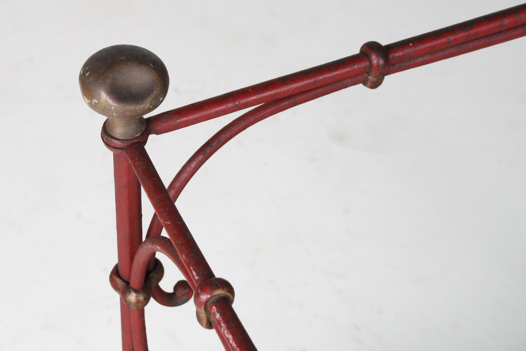 Paragüero Decorativo Francés Parisino Chic de Hierro Forjado Pintado de Rojo en venta 7