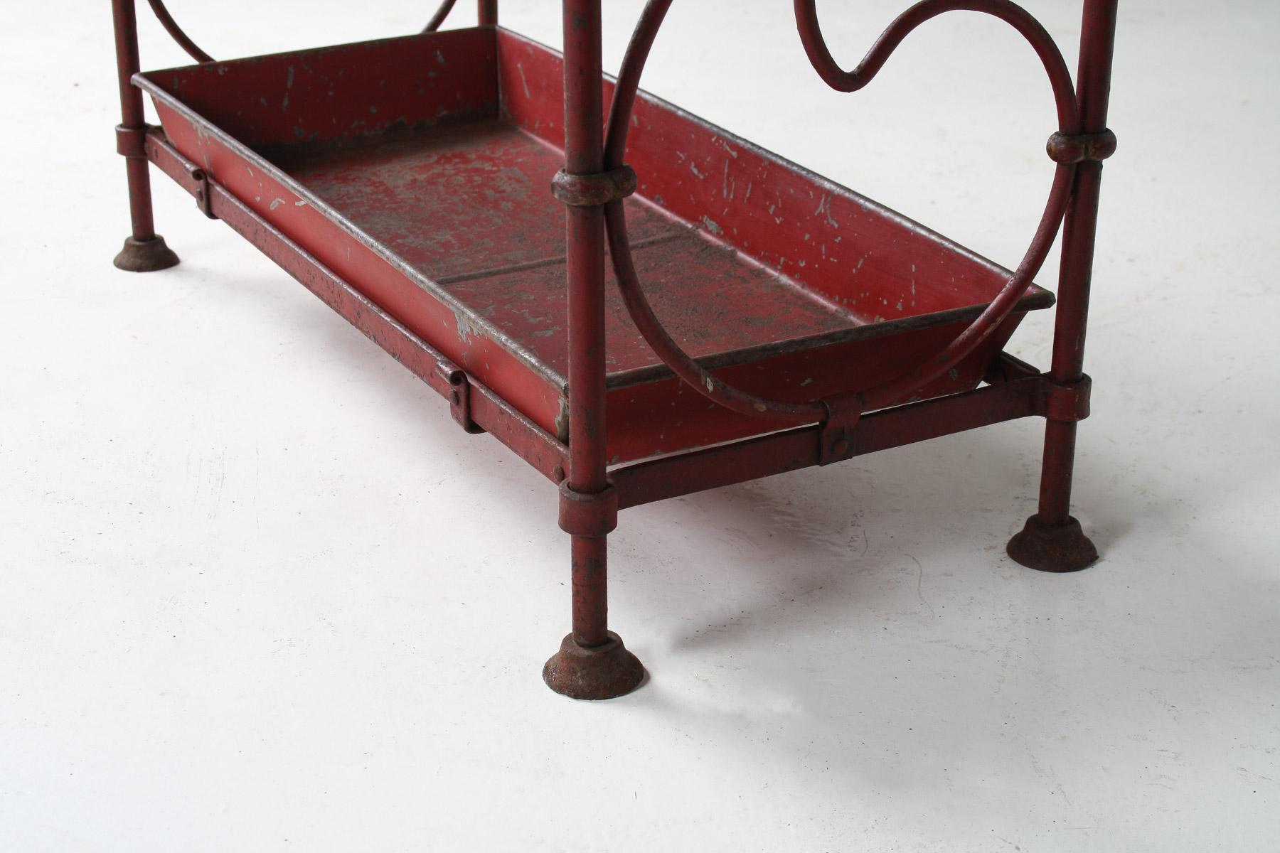 Paragüero Decorativo Francés Parisino Chic de Hierro Forjado Pintado de Rojo en venta 8