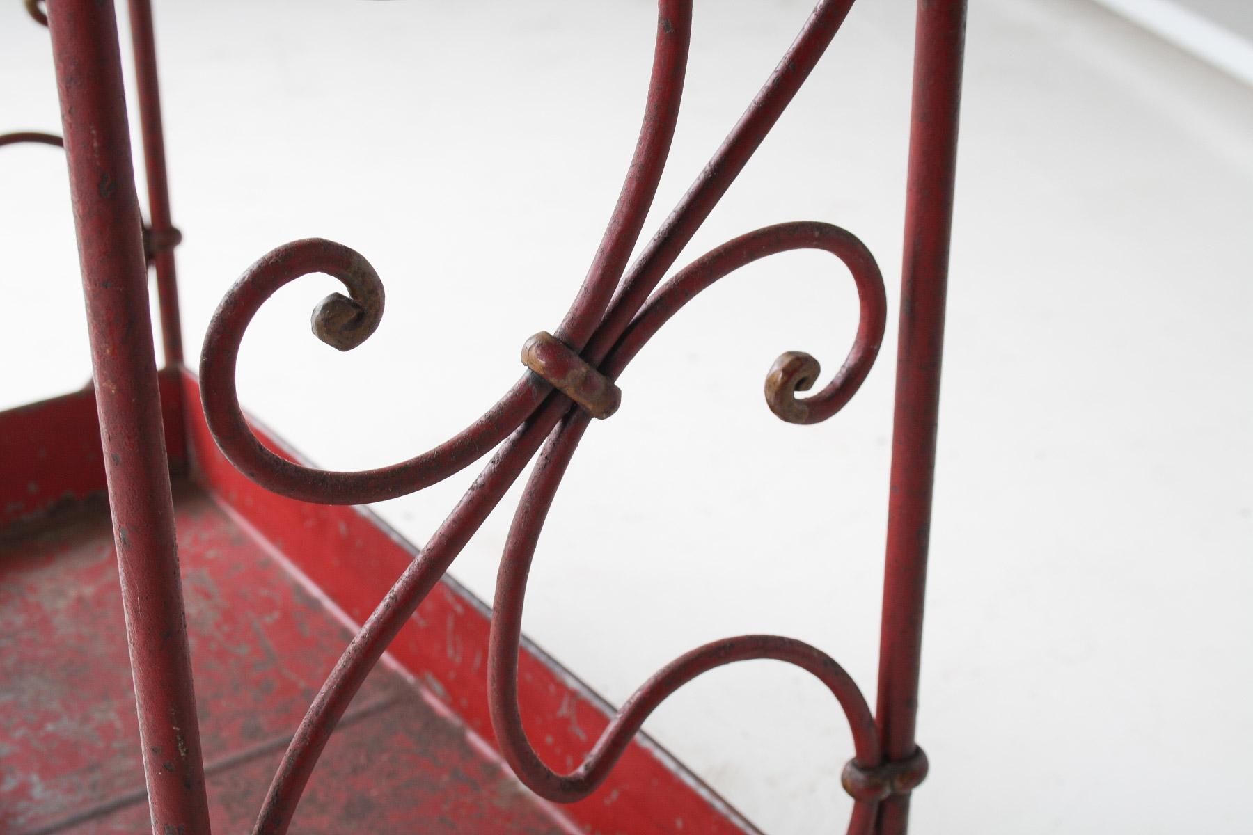 Paragüero Decorativo Francés Parisino Chic de Hierro Forjado Pintado de Rojo en venta 9