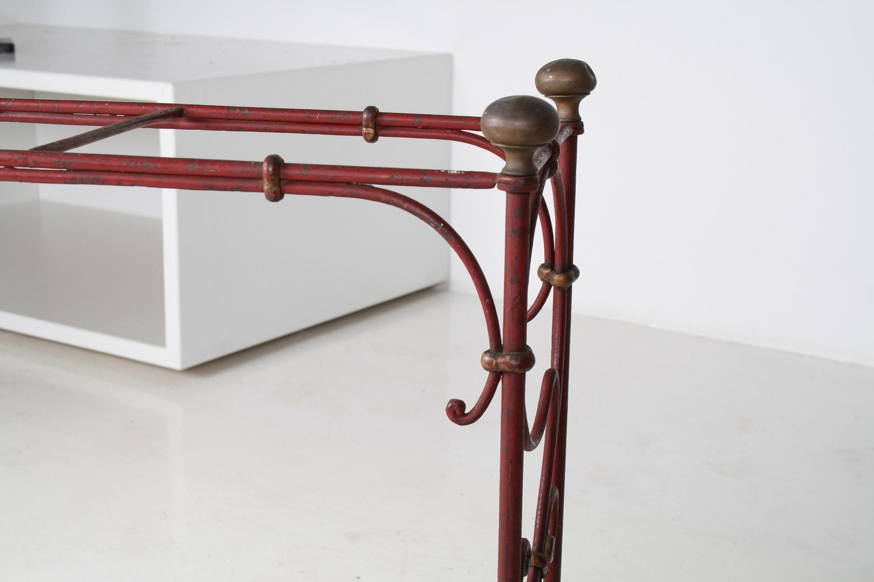 Paragüero Decorativo Francés Parisino Chic de Hierro Forjado Pintado de Rojo en venta 10