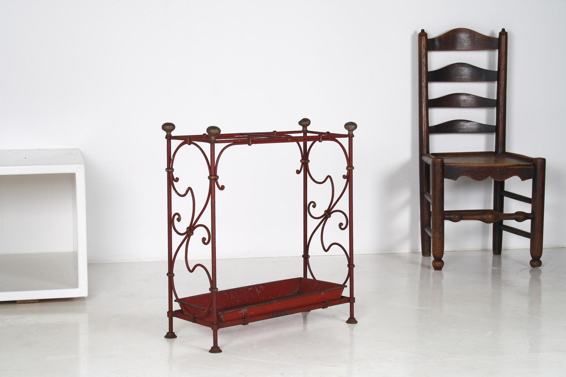 Paragüero Decorativo Francés Parisino Chic de Hierro Forjado Pintado de Rojo Renacimiento colonial en venta